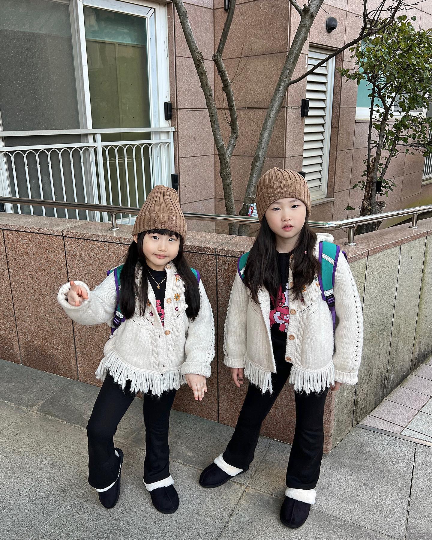 👧🏻👧🏻
