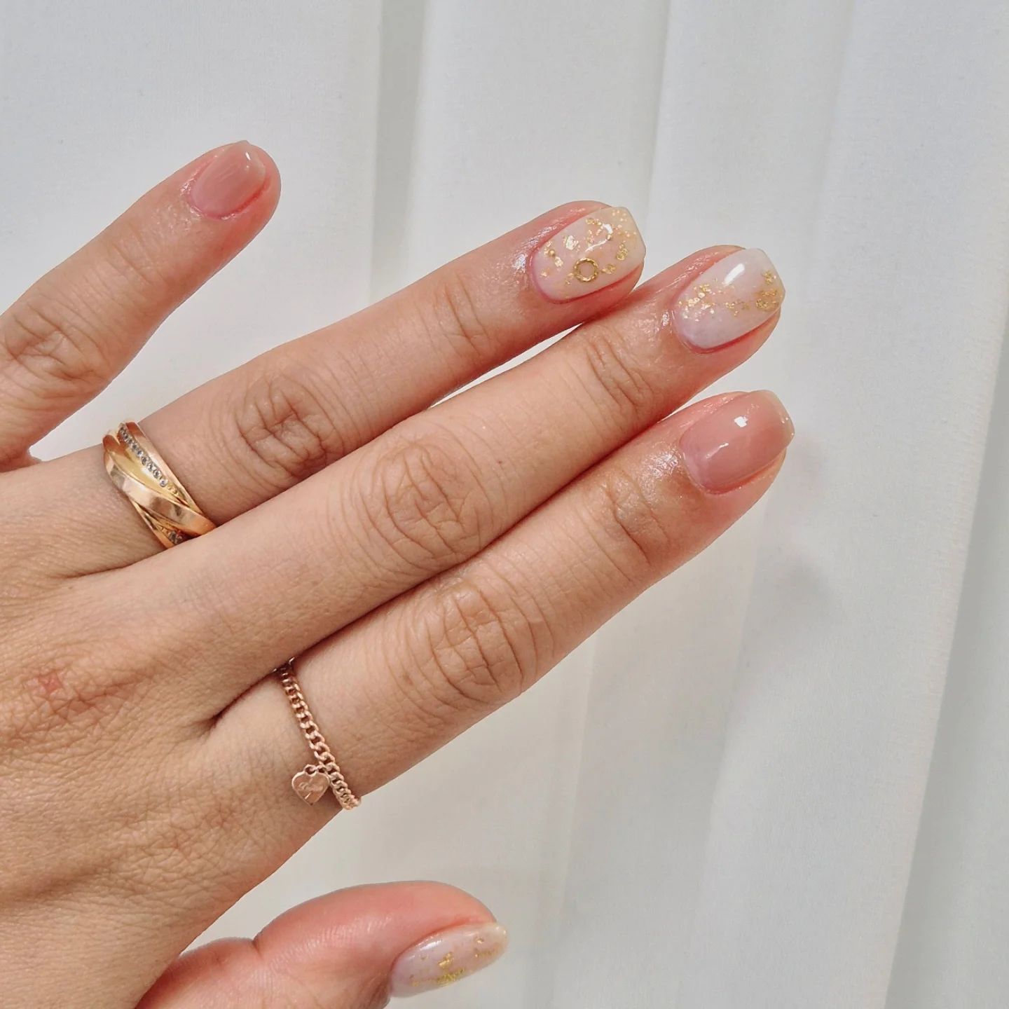 #네일필리아 nail_filia
지난달에 딥컬러로 가을 느낌을 줬으니
이번달엔 톤 다운된 파스텔 컬러로 가을 느낌 내기
시럽네일 그 자체로도 은은하게 빛나는데
금박, 금파츠로 포인트 주니까
우아하고 고급스러운 느낌도 나서 좋구먼🍂✨️
-
금박을 보고 있으니 낙엽길 같기도 하고.
부스러진 낙엽 같기도 하고.
낙엽 밟고 싶다.
🚶‍♀️🚶‍♀️🚶‍♀️🚶‍♀️
🍂🍁🍂🍁