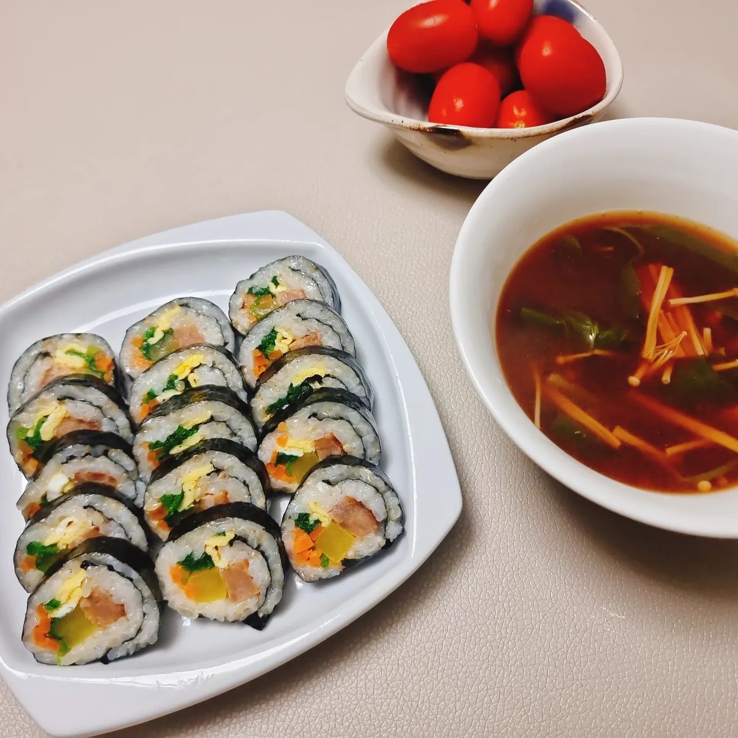 아이 아침 

새벽예배 다녀와서 
누울까 하다가 급 말아본 김밥 🙂
부지런한 아침시간 보내고 
식구들 다 내보냈으니
한 시간만 자야겠어요 
집안일 하다가 늦게자서 겨우 두시간 자고 
다녀왔더니 비몽사몽이네유😂😂

#먹는일상 #아이아침 #초딩아침 #떡갈비김밥 #고난주간 #특별새벽기도회