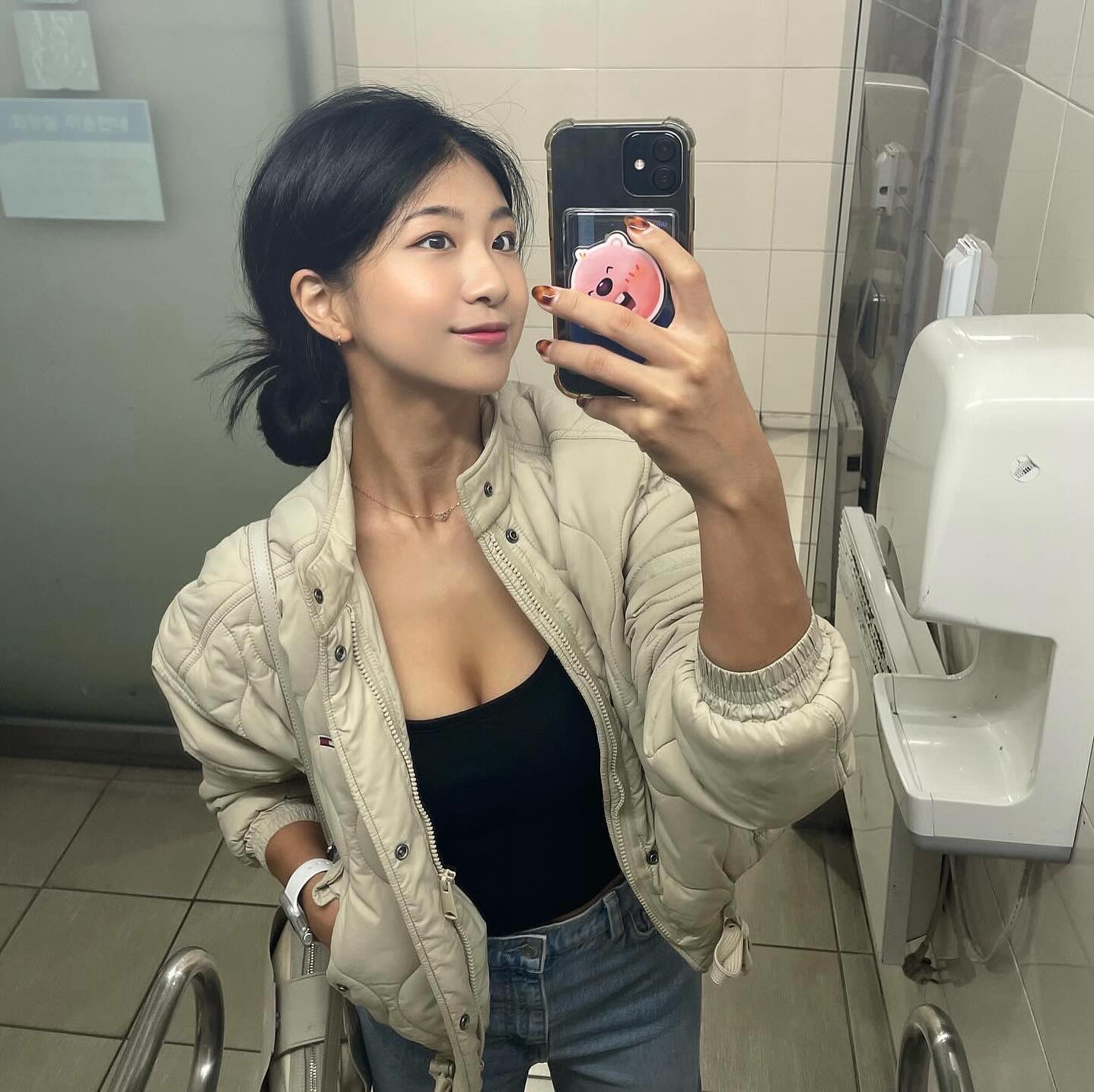 나처럼 저기 보조개 있는 사람?(๑•̀ސު•́๑)🤳🏻
특이하다 싶었는데 입꼬리 보조개라는 거래.ᐟ

#보조개 #운동하는여자 #호피네일 #타미힐피거 #주말일상