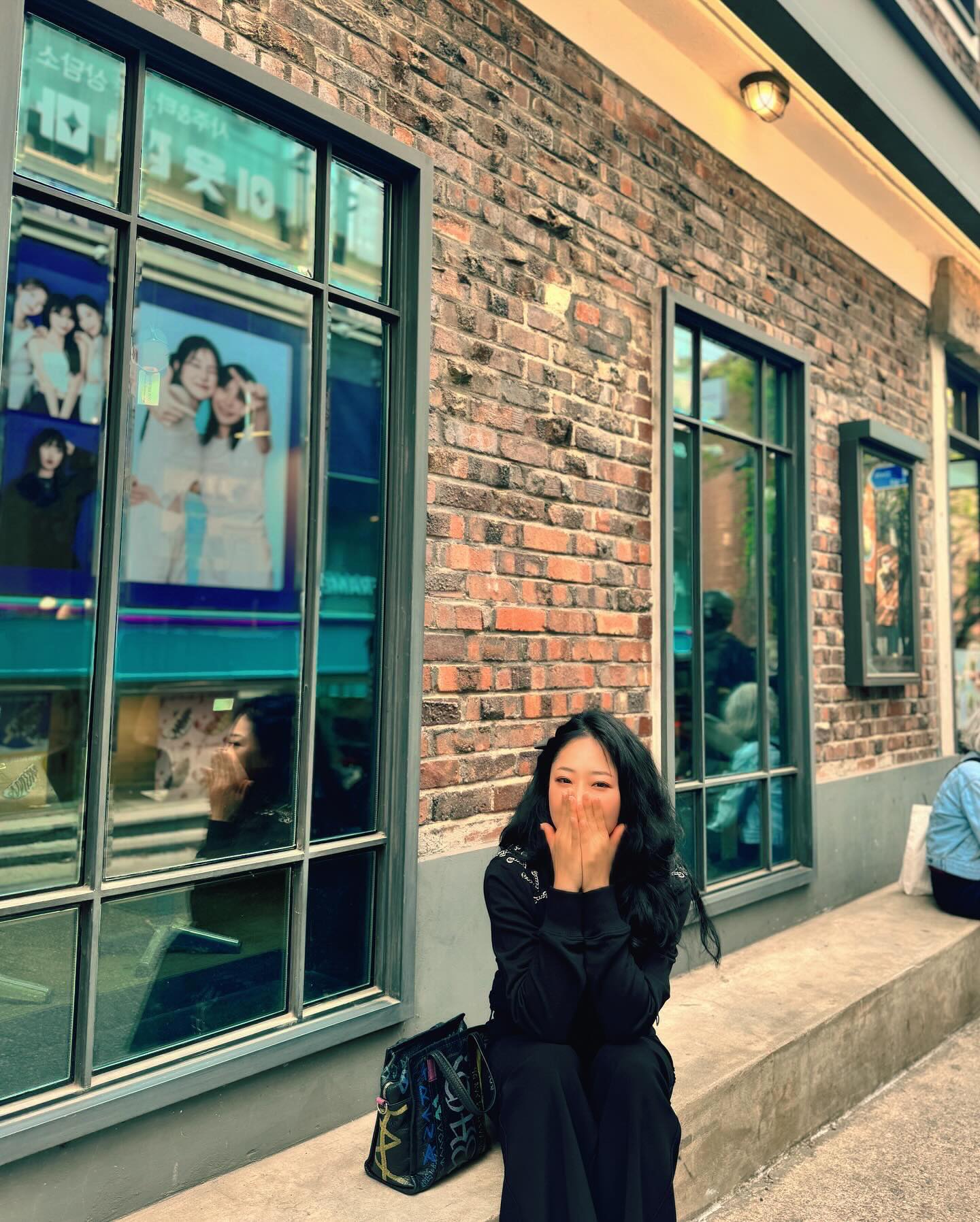 #협찬 맘에 쏙드는 시크룩 크롭 맨투맨입고 
데이트 다녀왔어요!

적당한 두께감 쮸리 원단으로 제작된 
이테르노솜브라 #크롭스웻셔츠 로 
어깨 체인 포인트가 매력적으로 
밑단 스트링이 있어서 원하는 핏감으로 
맞춰 착장할 수 있는 아이템이에요.

데일리룩으로도 좋고 
감각적 패션룩으로도 아주 좋아요!

#락시크룩 #시크룩 #이테르노솜브라#시크룩브랜드추천  #유니섹스브랜드 #디자이너브랜드 #크롭맨투맨코디