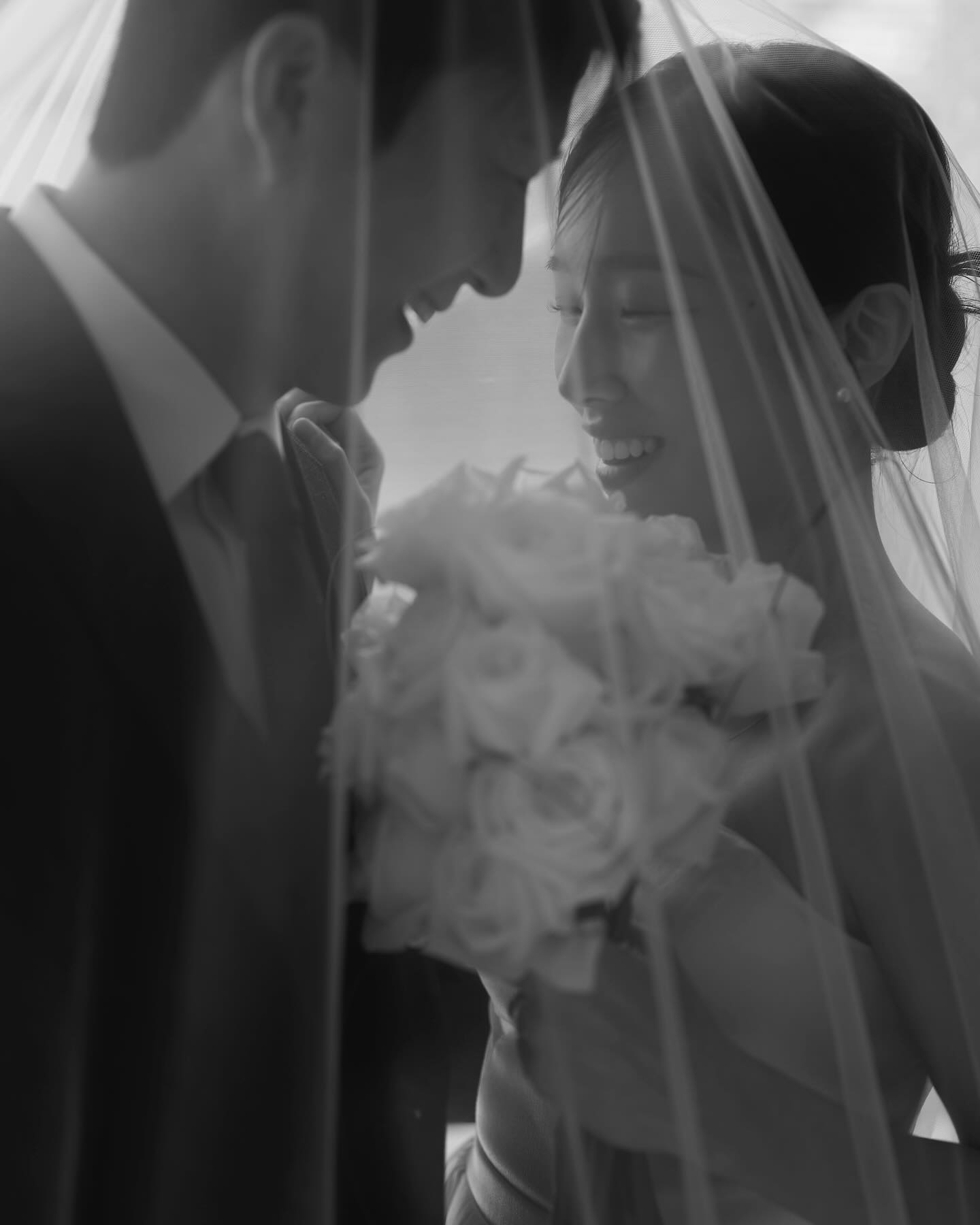 D-7

멀티가 안돼서 근 1년 만에 올려보는 피드. 그리고 #결혼

7년 전 우리는 그 짧았던 만남동안 평생치 싸움을 정말 몽-땅 했나보다. 다시만나 결혼을 코앞에 둔 지금까지 다툼없이 사이좋게 온걸 보면 🤍

눈물샘 고장난 30대라 여전히 코찔찔이지만, 식 당일엔 부디 울지 않았으면 하는 바람으로 남은기간 마무리 해야지. 모두 곧 뵈어요 !

#20240310