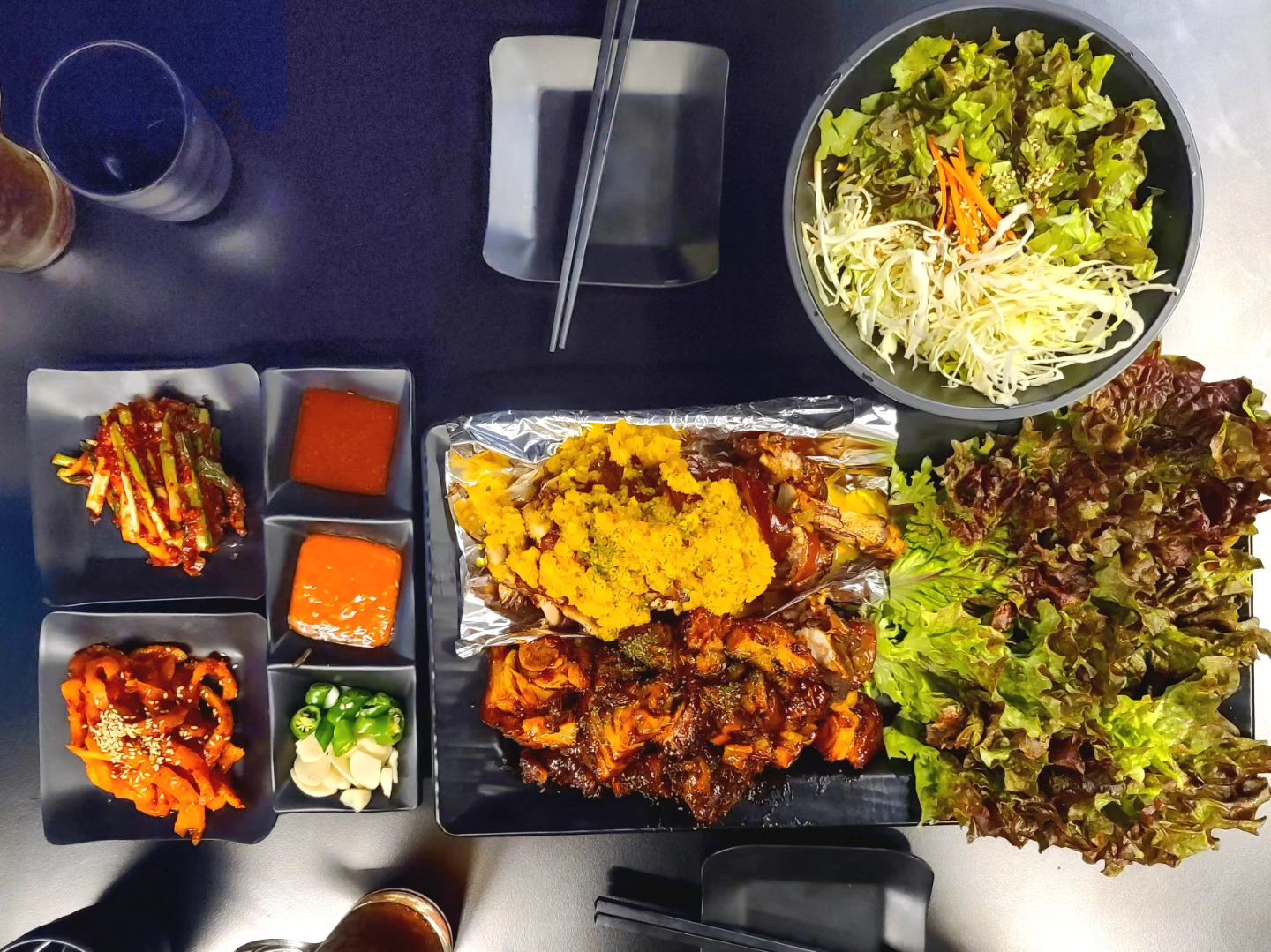 요기요 리뷰 수 전국 1등에 강남,서초 배달의 민족 맛집 랭킹 1위 족발,보쌈 전문점 기대만족 강남논현본점에서 족발먹고 왔어요. 

반반패키지 먹었는데 로 마늘족발+직화불족발 먹었는데 메인메뉴 택2+ 쟁반국수+쪽파김치+ 무겉절이+수제쌈장+수제새우젓+청양고추+생마늘+쌈야채 구성으로 가성비도 좋고 마늘 족발은 새콤달콤한 마늘이 듬뿍 들어있어 느끼함 없이 맛있고 직화 불족발도 맛있게 매콤해 중독성 있더라구요. 

당일 삶은 국내산 1등급 목우촌 족발만을 사용 하고 모든 소스 및 반찬을 당일 직접 만들어 판매 하기 때문에 재료가 신선하고 잡내 없이 맛있고 족발, 보쌈 외에 매콤달콤한 닭발과 차돌박이가 듬뿍 들어간 얼큰우돈탕 등 다양한 사이드메뉴도 있는데 리뷰를 작성하는 홀 방문 고객에게 14,000원 상당 우돈탕을 준다고 하니 방문시 참고하세요.

매장은 블랙톤의 인테리어에  화려한 조명과 모던한 디자인으로 족발집 같이않은 프라이빗한 분위기가 좋더라구요. 10년동안 족발만을 연구 해 270억 CEO로 성장한 기대만족 대표가 직접 운영하는 본점으로 족발이 정말 맛있네요. 

🏷 기대만족 강남논현본점
📞 050-71384-0717
📍 서울 강남구 강남대로118길 37 B1 

▶️ 반반패키지 40.0 

🌐https://naver.me/xJqpIxRn 

#기대만족강남논현본점 #기대만족 #강남족발 #논현족발 #강남모임 #강남데이트 #논현모임 #논현데이트 #논현회식 #강남회식 #강남맛집 #논현회식 #족발맛집 #마늘족발 #직화불족발 #매운족발 #불족발 #보쌈 #논현동맛집 #기대만족 #족발맛집추천 #맛집투어 #먹팔 #맞팔 #먹스타맞팔 #먹스타 #맛스타
