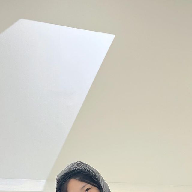 미찌은 on Instagram: "#광고 엘르 데코의 국내 첫 디자인 전시회에 다녀왔어요. 우리가 ‘살아가는living’공간인 거실livingroom를 주제로 일상성 속 존재적 가치를 발현하는 한국 예술가들의 개