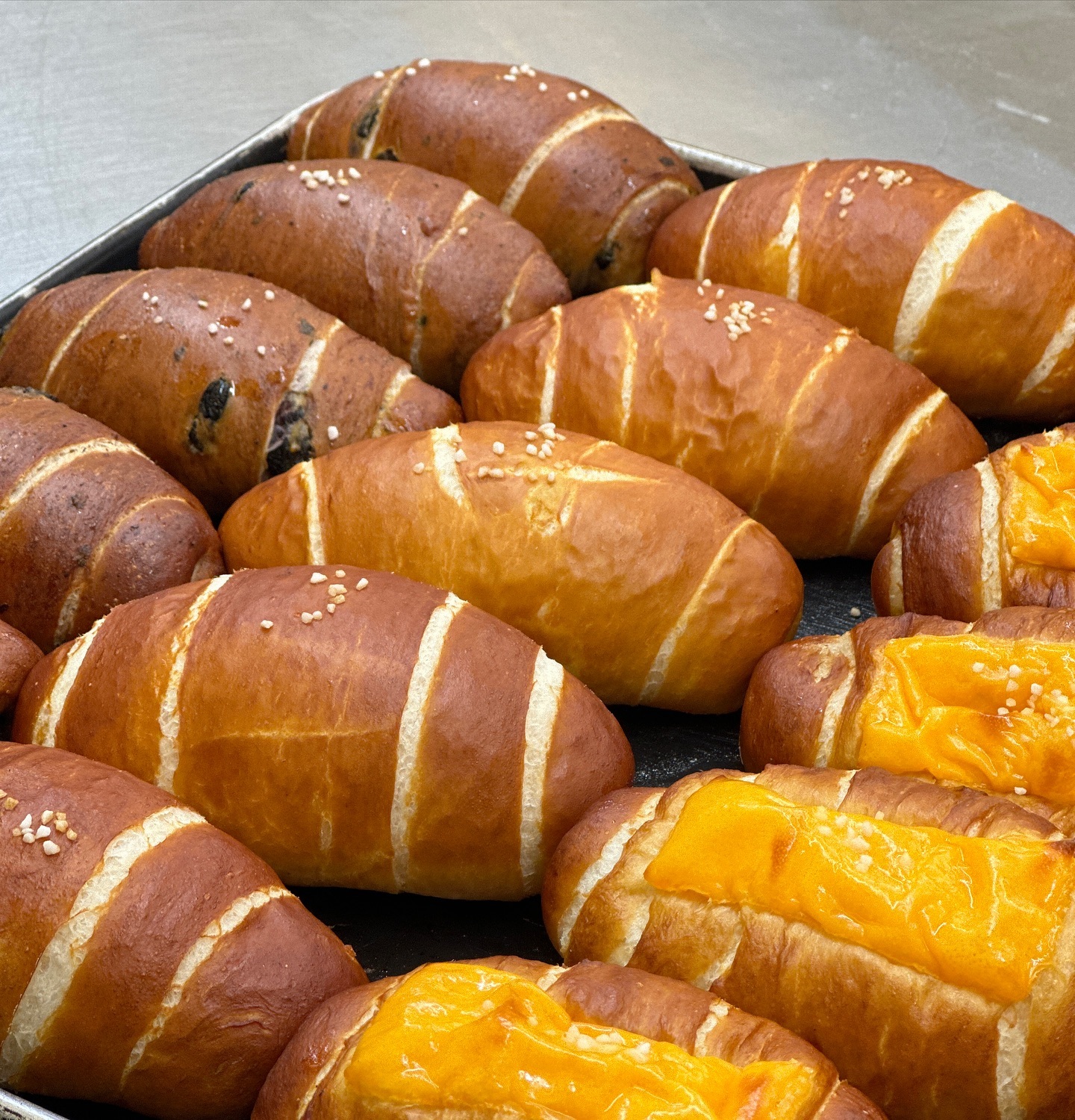 ⁉️핫한 베이글소금빵🥯

➿베이글과 소금빵의 만남➿
이 조합은,,말이죠😱😳🫢
버터의 풍미와 짠쪼롬한 소금을 더해진 고소함과 쫄깃한 식감에 어울려 담백한맛 ㄷㄷ
커피와 함께라면~☕️ #말해모해 

맛은 정말 맛있는데!!
모양잡기가 힘들다는점..ㅎ😅

여기서 이 빵이 !!!
나의 원픽 빵일세 !🥯🧂

mariposa_.402