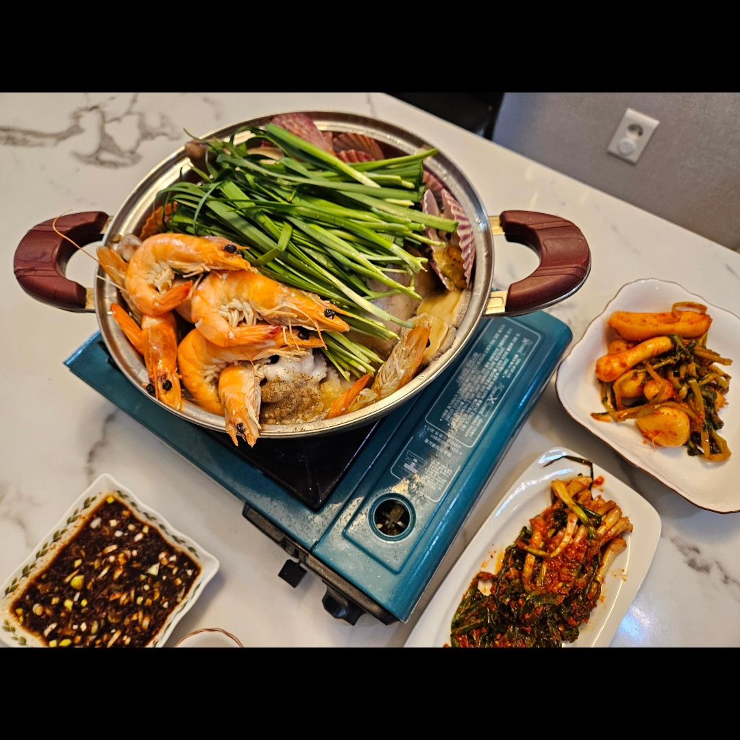 여름보양식

각종 해삼물 넣고
부추도 넣고
푹끓인 닭백숙이 최고지요 👍 

#리그램 - elise_and_claire by get_regrammer
안녕하세요 엘리스앤클레어입니다~

여러분은 여름하면 어떤 요리가 떠오르시나요?
매콤한 양념과 쫄깃한 면발의 비빔면 🌶️🍜, 냉면 🥢 등 시원하고 간편한 음식부터 따끈하고 진한 국물의 한국 전통 보양식, 삼계탕 🍲까지!
다양한 요리들이 많죠?

엘클 인친 여러분의 여름철 별미는 무엇인가요?
SUMMER 이벤트! [나만의 여름레시피] 이벤트와 함께
여러분의 여름 레시피를 자랑해주세요!

재료 손질부터 하나하나 정성스럽게 만들어진 상차림도 좋고, 
간편하고 합리적인 밀키트 차림상도 좋습니다! 🍱 
여러분만의 여름 레시피를 만들어 자랑해주세요!

추첨을 통해 엘리스앤클레어 제품과 함께
예술의 전당 하비에르 카예하 전시 티켓을 드립니다. 🎫

무더위를 가시게 할 기발한 음식, 맛있는 음식, 자랑하고 싶은 음식이 있다면
[나만의 레시피] 이벤트에 참여하고 경품도 받아가세요! 🎁

[나만의 레시피 이벤트 안내] 📣

1. 참여 기간: 2024년 7월 22일부터 ~ 7월 31일까지

2. 참여 방법
· 엘리스앤클레어 공식 계정 팔로우(elise_and_claire) 
· 내가 만든 여름 별미 사진과 레시피를 올려주세요.
 · 필수 해시태그: #쿡웨어 #주방용품브랜드 #엘리스앤클레어 #여름레시피 #이벤트참여 
 · 게시물 업로드 시 elise_and_claire 언급은 필수! 🏷️

3. 당첨자 발표: 2024년 8월 12일 월요일 공식 인스타그램을 통해 발표 📅

4. 경품 안내 🎁
· 미니미IH 압력솥 12c_1명
· 미니모IH 압력솥 16c_1명
· 딤플스IH 압력솥 20c_1명
· 예술의 전당 하비에르 카예하 전시 티켓_5명(1인 2매)

[나만의 레시피] 이벤트에 참여하고 경품도 받아가세요! 🎉

#쿡웨어 #주방용품브랜드 #엘리스앤클레어 #여름레시피 #이벤트참여 #레시피공유 #홈쿡 #푸드스타그램 #요리 #요리레시피 #여름음식 #여름보양식