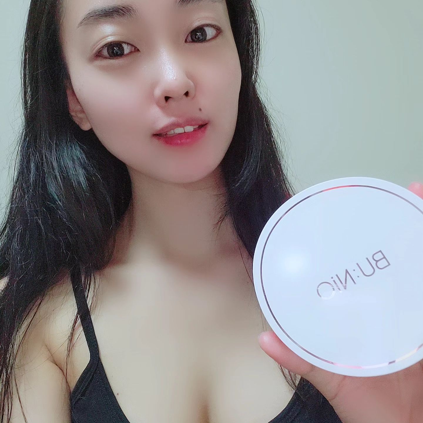 #협찬 #뷰티서포터즈 #뷰니오
⠀⠀⠀⠀⠀⠀⠀⠀
🎁 bunio_official
⠀⠀⠀⠀⠀⠀⠀⠀
팡팡팡~
두드리기만 하면 자연스러운 톤업과 동시에 자외선차단까지
1석2조 뷰니오 카밍 쿨 톤업 선쿠션 -
⠀⠀⠀⠀⠀⠀⠀⠀
▪︎대용량이니까 얼굴부터 목까지 가능 (팔다리도 ssap가능)
▪︎SPF50+/PA++++ 자외선차단은 확실
▪︎끈적임이나 백탁없어서 지성피부도 OK
▪︎수분에센스성분도 50% 이상이라 촉촉
⠀⠀⠀⠀⠀⠀⠀⠀
개인적으로 퍼프가 균일하게 피부에 먹는듯한 느낌은 좋으나
손에 착 감기는편은 아니라서 자주 사용하는 퍼프가 더 편했다 ...
⠀⠀⠀⠀⠀⠀⠀⠀⠀⠀⠀⠀⠀⠀⠀⠀
단점도 분명 있지만 장점이 더 많은 선쿠션 !
이제 가방에 들고 다니면서 피부에 자주 두들겨줘야징 😚🎶
⠀⠀⠀⠀⠀⠀⠀⠀
-
#카밍쿨톤업쿠션 #톤업선쿠션 #선쿠션 #선쿠션추천 #대용량쿠션
#자외선차단 #태양을피하는방법 #자외선철벽방어
#온가족선크림 #골프선크림 #데일리선크림 #저자극선크림 #뷰니오6기
#광고모델 #뷰티모델 #뷰티블로거
⠀⠀⠀⠀⠀⠀⠀⠀