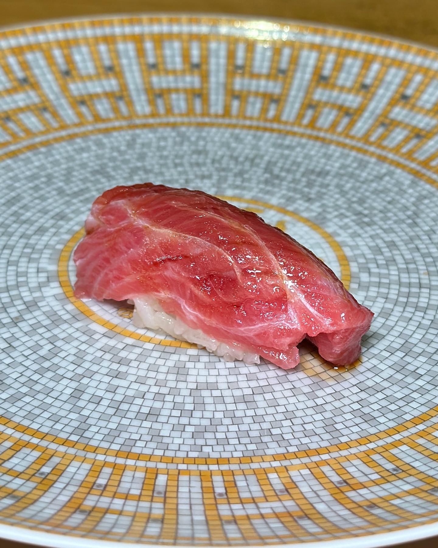 삼성동 오마카세 단돈 9만원!
에르메스 플레이트부터 남다른 손승연 셰프의 손맛!
본업 할 때 가장 멋있는 셰프님 시리즈 한 분 추가!✨

합리적인 가격으로 진행되는 디너 코스!
이 가격에 이 퀄리티 실화 맞습니까?🥹

생활의 달인 출신답게 장어 맛 진짜 죽여주고요.
히까리모노 진짜 내 스타일. 사랑해요. 시메사바!

이날의 베스트는 가마도로ㅋㅋ 간만에 먹으니까.
와. 새삼 오도독 꼬들꼬들 재밌게 맛있네요.💖
그리고 모나카ㅋㅋ 진짜 너무 좋아서 기절함🍦

런치에 진행하는 장어덮밥 진짜 맛있게 먹었는데.
디너 역시나 마음에 쏙 들게 해주셔서 행복했어요.

대관이라 소주도 특별하게 준비해 주셔서 정말 감사!
제가 소주의 소믈리에인 거 다들 아시는 부분이죠?😉

모두들 소중한 시간 내어 함께 즐겁게 보낼 수 있어서.
더욱 행복한 디너였습니다. 다들 맛있게 먹어서 뿌듯!

정말 맛있게 잘 먹고 갑니다!🍣❤️
 
 
sushiyuri.official s.y__son 
#스시유리 #손승연셰프 
#삼성동맛집 #삼성동오마카세 #코엑스맛집 #삼성동스시 #삼성역맛집 #생활의달인 #스시야 #오마카세맛집 #omakase #에르메스그릇
