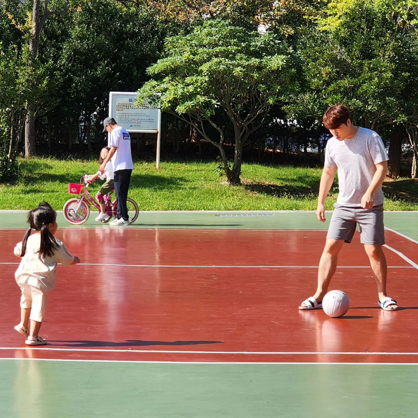 추석연휴에 아빠랑 삼촌이랑 축구하는 한별😆

너무 더웠는데 너무 잘 놀았다는...

얼굴이 빨개졌지만.. 괜..괜찮겠지..?😂

내일은 광양할미집에 가쟈🫶🏻