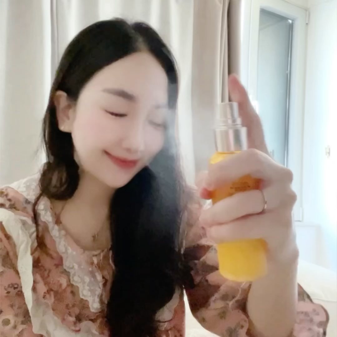 #제품협찬
다른 건 협찬 안받아도 꼭 협찬받는 쟁여두고 써도
금방 다 쓰는 언제나 은정이와 함께하는 #달바로얄세럼 🤩
최근에도 내돈 주고 샀는데도 #협찬 환영하게 만드는만큼
주변에 #세럼추천 #미스트추천 하는 미스트세럼이에요~~

이번에도 또 핵심 성분 함량 UP!
업그레이드된 고농축 항산화 세럼으로 더 좋아졌지 뭐예요?
이미 예전부터 이탈리아산 화이트 트러플(흰서양송로추출물) 14,000ppm, 토코페롤 1,300ppm, 비건 단백질 13 COMPLEX 함유된 건 많이들 아실테지요?
이탈리아 V-라벨 비건 인증 콜라겐 추출물은 탄력/보습케어를
비건 인증 단백질과 비건 글루타티온은 밝고 화사하게 🥰
거기에다 이번엔 펩타이드 캡슐로 탄력 텐션 UP 시켰데요 😉
이거야말로 토탈 멀티 액션 항산화 세럼!
토너,미스트,세럼,에센스를 한번에!
언제 어디서나 뿌리는 항산화 세럼
그래서 오늘도 늦게 오후 한시 다되 일어났을 때부터
잠 아직 안 깬 상태로 외출한 지금도 함께하고 있답니다 😍
클러치에도 쏘옥 들어가는 사이즈가 있으니
어느 가방을 들고 나와도 언제나 함께라지요 💘

 #미스트세럼추천
#달바세럼시즌5 #항산화세럼 #비건세럼