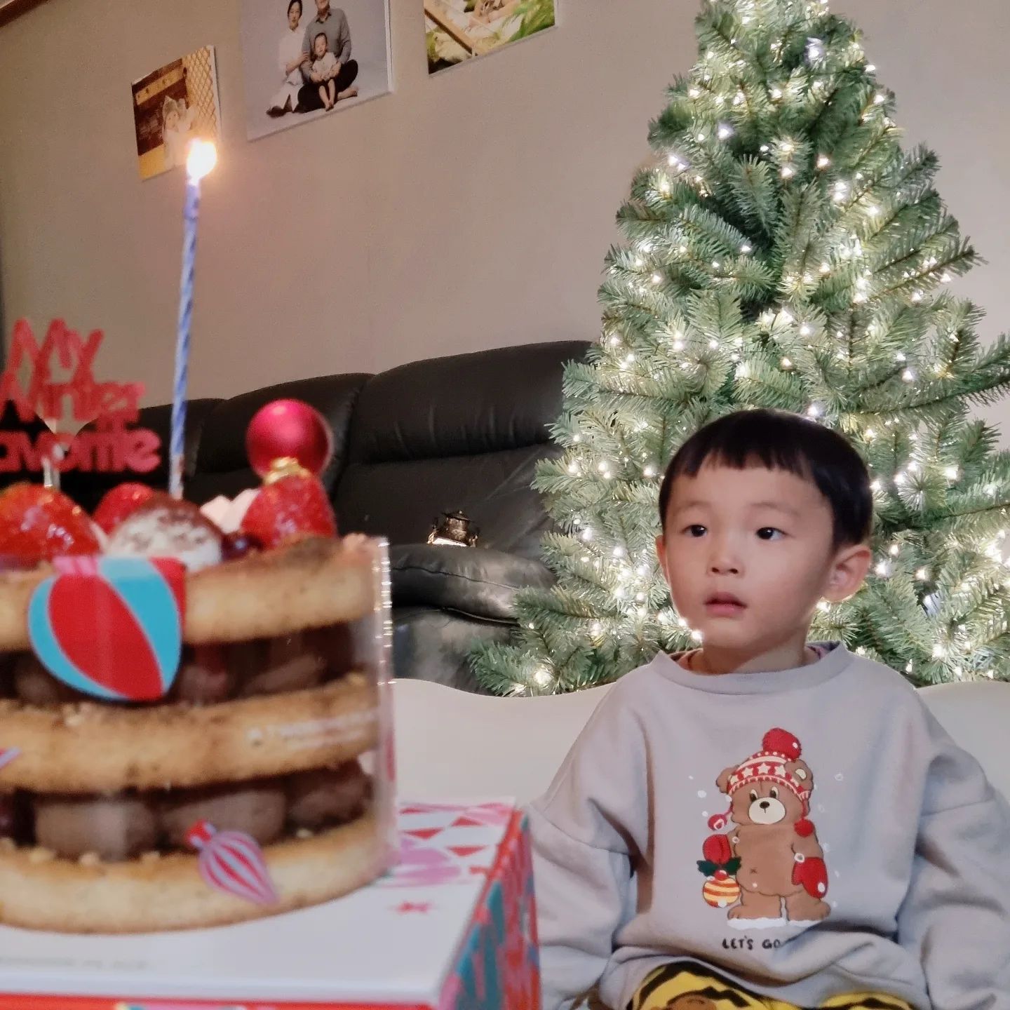 ⠀
아랫집이웃에게서 온 크리스마스선물🎅
우연한 기회로 인사를 하며 지내게됐는데
어젯밤 직접 케이크를 사오셔서
크리스마스 즐겁게 보내라고 주고가셨다
너무너무 마음따뜻하고 감사한 이웃님❤️

덕분에 좋아하는 수인이누나랑
마지막으로 크리스마스파티를 한 승훈띵
엄마도 즐겁긴하다만 이번 크리스마스는
뭔가 개미지옥같은 느낌이구요?🫠
다음주는 얼집방학이구요?😨

⠀
⠀
⠀
#크리스마스파티 #개미지옥
#헬프미 #얼집방학