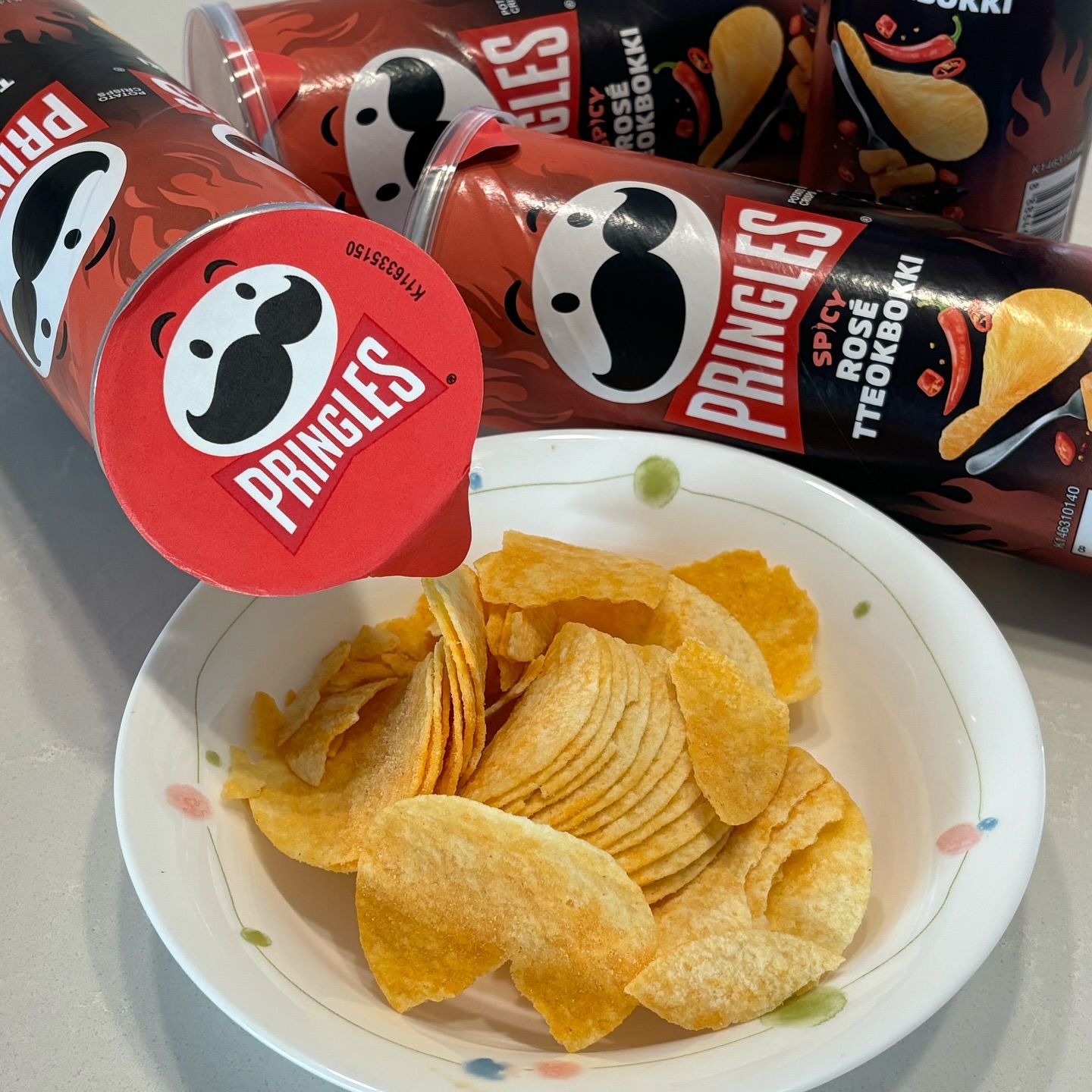 #제품협찬 pringles_korea 
 
#프링글스 신메뉴 매콤 로제 떡볶이맛 🍟🍟
한국 단독 출시한 한국인 입맛 저격 제품이랍니다 🇰🇷❤️‍🔥

첫 맛은 치즈+우유의 새콤짭쪼름? 하니 안매운데? 싶다가
뒤끝으로 밀려오는 매코옴한 맛🥵🥵
상콤시원한 맥주 한 캔 따서 영화보며 먹어주면 아주 맛있는 매운맛을 즐길 수 있사와요🫣💦

호불호 없이 누구나 맛있게 먹을 맛
(왕맵찔이에게는 살짝 매콤하지만 중독돼서 못 끊을 거예요..)
#cu #gs25 #세븐일레븐 #이마트24 편의점에서 만나보세요💗

-
#프링글스 #프링글스신제품 #맵파민 #프리뷰어 #편의점신상 #신상과자 #k프링글스 #k매운맛 #프링글스매콤로제떡볶이맛