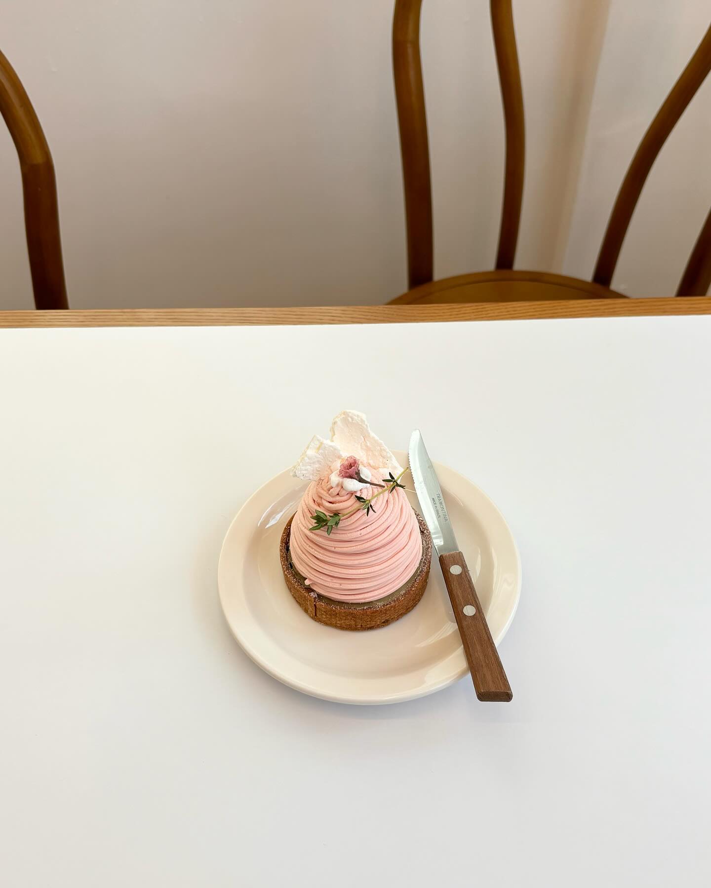 딸기랑 피스타치오의 조합은 말 안해도 최고 ,, 🍓🖤🍓
하나만 시키기 아쉬워 시킨 황치즈케이크 🧀

찌인한 황치즈맛이랑 꾸덕한 맛 좋아하시면 무조건 좋아하실 맛 
차분한 화이트톤의 카페 분위기랑 따스한 햇살이 들어오는게 좋았던 곳 .. 🩷🖤

#석촌 #하프파운드