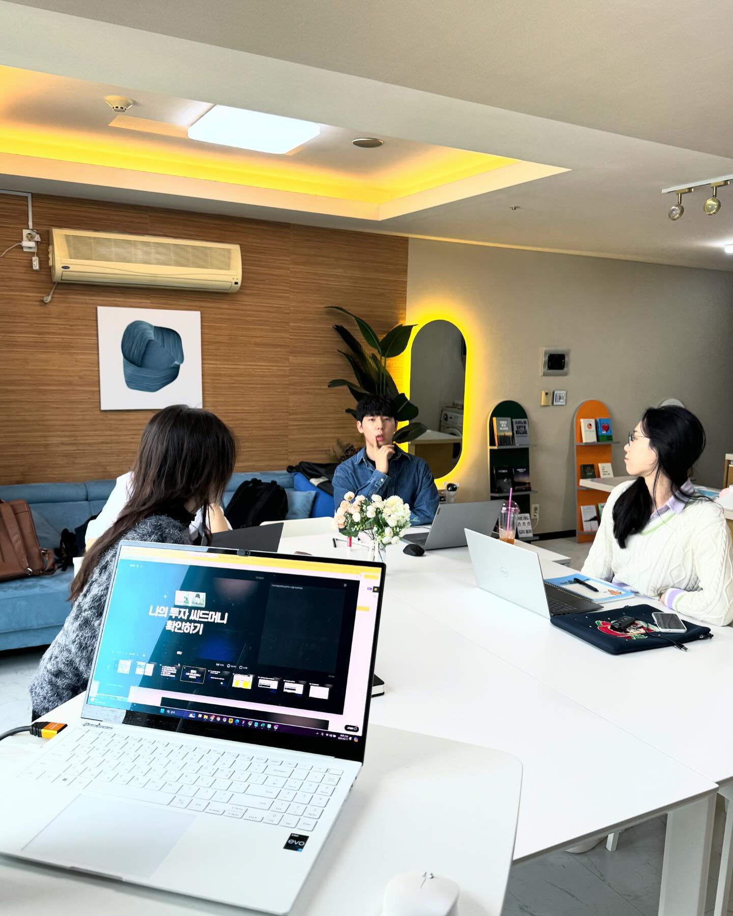 부클🏘️1주차 강의 끝🙏🙏

재건축 재개발부터 아파트 빌라까지 한번에 끝내는 부동산 클래스

1주차가 끝났습니다 ㅎㅎ 
클래스원 모두 눈이 번쩍드인 모습이 너무 인상깊었던 첫 만남 ㅎ 

어디 지역이 좋아요! 여기 매수하세요 알려드리는 강의가 아닙니다🙅‍♂️
나의 씨드머니와 대출가능한 부동산을 직접 발굴하고 정부의 정책을 분석해서 내 투자금을 빠르게 불려줄 부동산을 찾을 수 있도록 방법을 알려드리는 개인 맞춤 부동산 코칭입니다😁

부클 1주차에서는 뭘 배우나요?

🔹부동산으로 편하게 돈버는 전략
🔹부동산 투자전 꼭 알아야 하는 공법 
🔹쉽게 배우는 부동산 용어 모음 zip
🔹나의 투자 씨드머니 확인하기
🔹내가 매수할 수 있는 부동산 금액 확인하기
🔹대출 종류 및 나의 최대 대출금액 확인하기

2주차때 만나요!✌️
2주차는 돈버는 재건축아파트 찾기 클래스가 진행됩니다. 

#부동산강의#부동산클래스#GGU