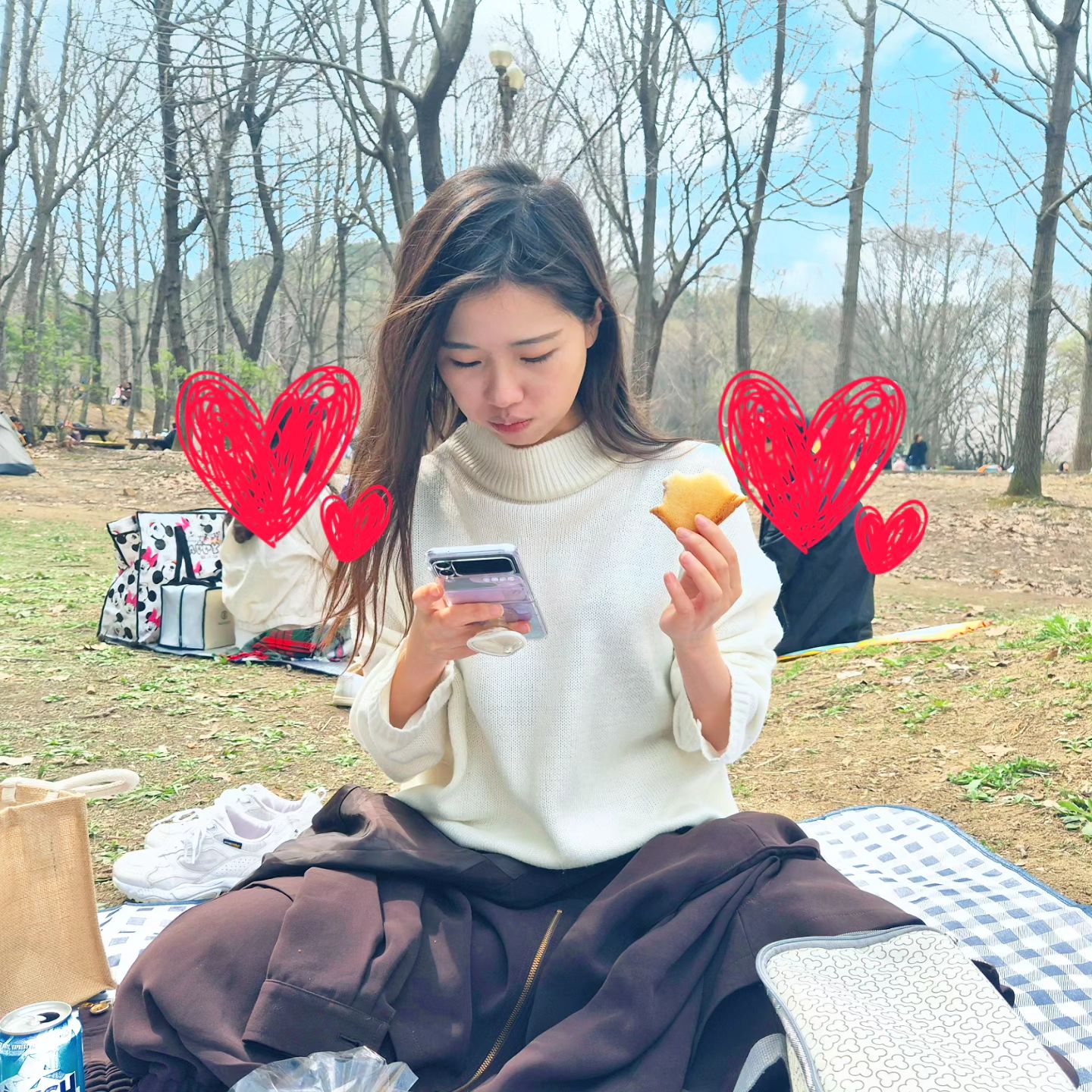 #알록달록아띠
벚꽃보러 피크닉🩷
한번가고 두번가고 꽃비가 내려.
.
1번째 피크닉은 찐구랑
아침 일찍 간단하게 챙겨서 호다닥.
.
2번째 피크닉은 도시락 싸서
본격적으로 출동🙋‍♀️
유부초밥, 닭가슴살샐러드, 삶은달걀, 과일까지
아침부터 바빴네...😍
.
.
#일상 #피크닉
#벚꽃축제 #벚꽃놀이