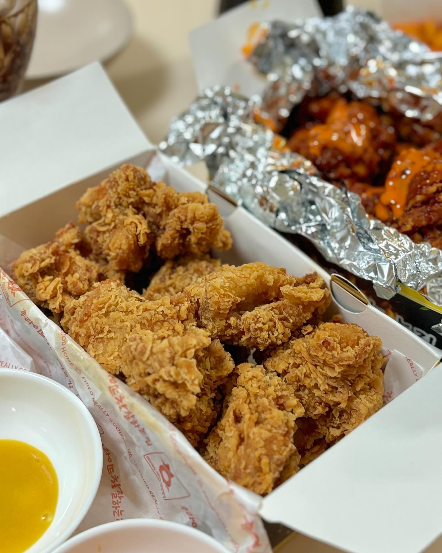 #협찬

🍗
후라이드가 참 맛있어서 이름도 후라이드참잘하는집인 
후참 동탄찬스점에서 후라이드+맵달킹 반반과 핫토스 감자튀김을 시켰어요 !

후라이드는 말모... 후라이드계의 최강자 후참아닌가요😗
심지어 후참은 뼈랑 순살이랑 맛차이가 없어서 순살로 먹어도 죤맛탱이에요, 그리고 맵달킹에 도전했는데 첨에는 어 너무 매운가? 했는데 불닭마요킹소스뿌려서 먹으니 진짜 말그대로
맵달맵달해서 단짠못지않게 중독적이더라구요, 그리고 기본 양념소스자체가 맛있어서 이거 치밥으로도 좋은 것 같았어요
일단 기본 후라이드자체가 맛있어서 어떤양념을 해도 맛있는것같아요👍🏻

그리고 🍟핫토스감자튀김 역시, 저는 사이드라서 작은 박스일 줄 알았는데 치킨이랑 같은 사이즈박스길래 일단 1차 띠용했구
무게도 치킨인줄? 뭐이렇게 꽉꽉 담아주시는지!?
그리고 감자도 한 종류가 아니라 맛감자, 웨지, 감자튀김 이렇게 여러가지라 니가 뭘 좋아할지 몰라 다 준비해봤어 자세였어요
매운 치토스 시즈닝이 뿌려져있어서 치토스 좋아하시는 분들 왕추천하고 양념감자 좋아하시는 분도 왕 추천합니다
사실 이것만 먹어도 맥주 몇 잔은 홀랑 마실 것 같은 느낌🍻

저는 배달로 주문했는데 방문포장 하면 4,000원 할인💵

또 6월 17일에서 23일까지 배달의 민족에서
매일 오후 5시에는 선착순 16,000원 할인과
오전 10시에 선착순 4,000원 할인이 있으니 
(6월 한달간 월,수 2000원 할인도 있어요!)
요 꿀팁 잊지마시구 불금에 후참으로 달려보아요 !!

그리고 마지막 페이지에 후참잘 배민 브랜드관 찜하는 방법 알려드렸으니 고거 보셔서 찜하시구 할인정보 놓치지 마셔요😻

❣️후라이드참잘하는집 동탄찬스점
영업시간 : 매일 11:00~01:50
주소: 경기도 화성시 동탄산척로2가길 31
연락처: 031-377-7778

#후참 #후참잘 #후라이드참잘하는집 #산척동치킨 #산척동맛집 #치킨 #치킨스타그램 #먹스타그램 #먹방 #먹방요정 #신혼스타그램 #신혼밥상 #일상 #소통 #f4f #l4l #맞팔 #선팔 #좋반 #좋아요반사