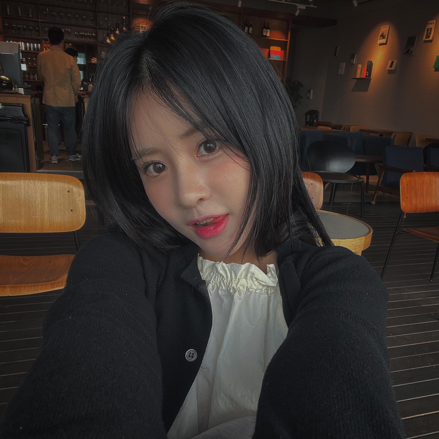 #테슬컷  기념 
여러븐 앞모리 자르니까 얼굴 
작아보이고 좋네요?!!!? 
비록 몇 가닥 이지만..? 🤣
 기분전환  최고✨

.
.
이러고 앞머리 고데기 하다가 화상입은 사람 나야나…🥲앞머리 그대로 오픈하고 연고 열심히 바르는중

그래도

mine.d_bella 원장님.. 최고✨
#마인디성수점