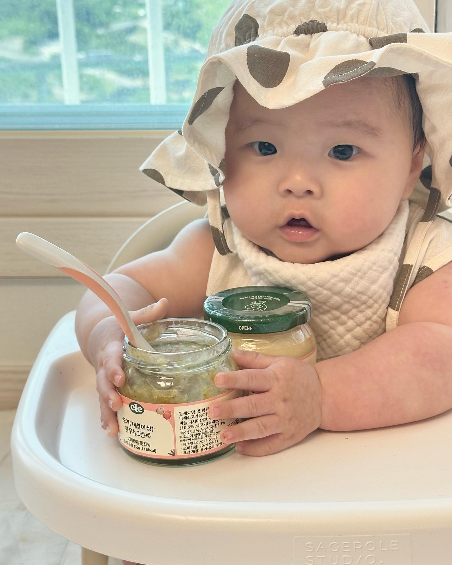 #제품협찬 x 푸드케어 클레 중기이유식 

태어난지 207일 된 노을이, 👶🏻
중기 이유식 냠냠 하루 두번 먹고 있어요. 

최초 유리병 이유식 “푸드케어클레” 
하늘이때 먹여보고 넘흐 맘에 쏙 들었던 이유식 !
둘째 흐리도 만났습미다. 아니나다를까 잘먹음. 

20년 노하우가 담긴 이유식이에요 👶🏻
생산당일 출고, 고온살균 안심 이유식. 

한병에 150g인데, 50g은 덜어 놔두고 
아침100, 점심100 싹싹__ 다음날  남은거 반반주고 ! 
요렇게 하고 있숨다아~~ 👶🏻🌿🫧💖

쇠고기 듬뿍 철분 듬뿍
쌀알 반정도 고형물! 본격적으로 영양공급 시작

👶🏻 애미야 넘흐 맛난다 아아~~🍚
밥태기따위 없다. 푸드케어 클레라면쓰 🙆🏻‍♀️

🔖푸드케어 클레 foodcare_cle 
.
.
.
#푸드케어클레 #이유식 #중기이유식 #후기이유식 #유아식 #클레이유식카페 #아기퓨레 #초기이유식 #푸드케어 #푸드케어 #시판이유식 #육아 #시판이유시기 #이유식체험 #유아식체험 #아기간식