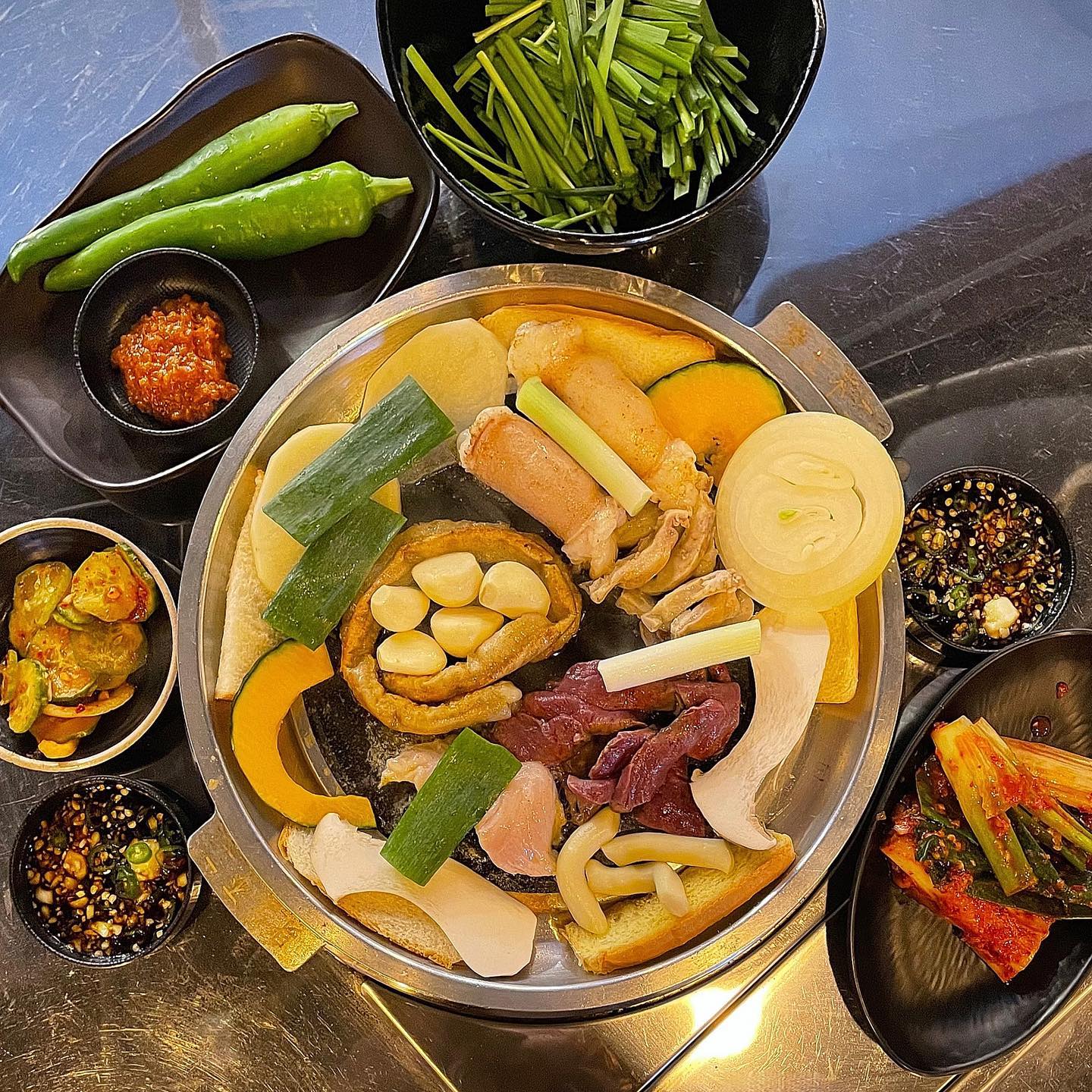 #협찬 
🛎️#낭만곱창마곡점

마곡이 위치한 맛집🤍
낭만곱창 다녀왔어요:)

저녁에는 웨이팅 필수일정도로 사람도 많고 핫플 그자체🫶🏻

모듬한판 中 550g 낭만모듬 소곱창 주문✔️

야들야들 식감이 예술인 한우소모듬 특양 + 곱창 + 대창 + 막창 을 즐기시고 싶다면 픽!

직접 하나하마 구워주시는데
윤기좔좔💛진짜 너무 고소 하고 맛나더라구요!!
ㅡ
무엇보다 사이드로 육회가 나오는데
양도많도 신선 그자체ㅠㅠ
반찬으로 파김치를 곱창과 함께 먹으면
너무 맛나요🙌🏻

마지막은 김치말이 국수로🤍
마곡 낭만 곱창 추천드려요:)

#마곡맛집#마곡곱창#서울곱창#서울맛집#발산맛집#발산곱창#마곡역맛집#발산역맛집#마곡나루맛집#마곡나루곱창#JMT#곱창맛집#대창맛집#곱창.
.
.ㅜ
.
.
.
.
.
#ootd #좋아요반사  #좋반 #맞팔 #좋아요 #셀카 #fvf #팔로우 #팔로잉 #소통
