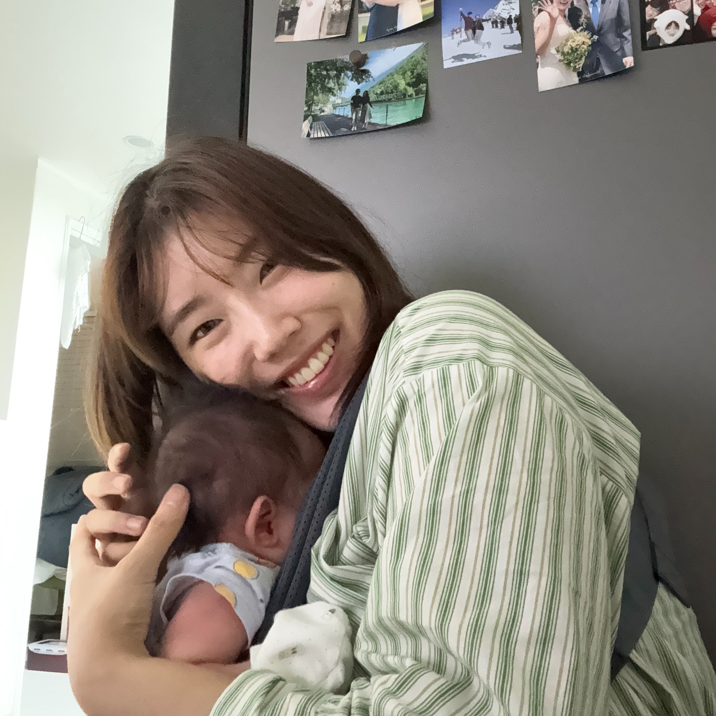 네 저는 잘지내고 있어요.
여느때처럼 연말 핫플은 못가고, 이 맘때 즐기던 뜨거운 사케도 없지만
그 어느 때보다 매일매일이 알차고 빠르게 지나가요. 휙휙
비록 마음은 새벽까지 롤러코스터를 탈 때가 많고, 뭐든지 첨이라 어렵기도 한데
뭐 어쩌겠어요? 인생이 원래 그런걸.
처음하던것도 나중엔 늘 잘하는 나였다며 다잡고 있어요.
오늘도 각자의 자리에서 힘을 냅시다 -!👶🏻🍲💩🏃♀️🤦🏻♀️🔥