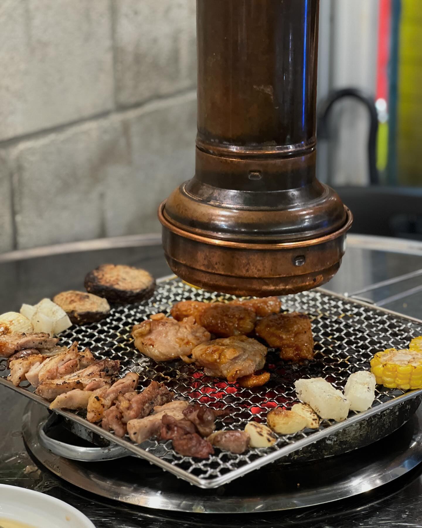 📍#뚝방닭구이 김해내외점
[경남 김해시 함박로119번길 7 107호]

- 뚝방스페셜 모듬(커플세트) 

접근성 좋은 먹자골목에 위치하고 드럼통테이블과 인테리어로 포차 느낌이 물씬나는 레트로 감성
소금구이와 양념구이를 한번에 먹을 수 있는 뚝방스페셜 모듬!
모듬으로 주문시 포실포실한 계란찜이 서비스고 표고버섯장, 명이나물 등 곁들여먹을 수 있는 밑반찬도 다양
직원분께서 처음부터 끝까지 딱 맛있게 구워주셔서 편안하게 먹을 수 있는 장점
숯불에 다양한 닭 부위와 각종 야채들로 먹을거리가 가득
야장 분위기에서 다양한 닭 모듬구이에 한잔 즐기고 싶다면 뚝방닭구이!