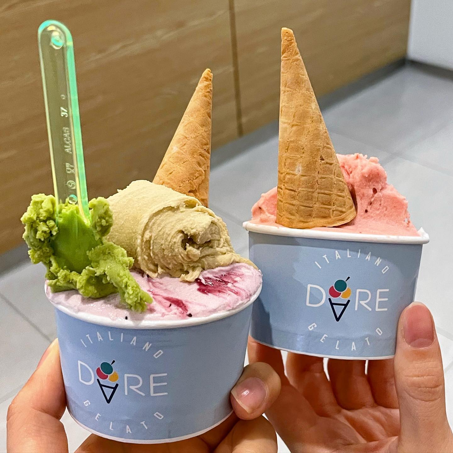 다레젤라또 연남점🫶🏻

연남에 놀러와서 저녁 먹고 입이 텁텁해서 우연히 들어온 이곳 🧚🏻

수제 젤라또 16가지가 있어서 누구랑 와도 취향 한 개쯤 있는 곳입니다! 👼🏻✨
맛보기 스푼이 가능해서 맛 선택에도 좋았어요ㅎㅎ 
글구 마지막에 구매 후 맛보기 스푼으로 한가지 맛을 추가로 더 맛볼 수 있었어요 👍🏻👍🏻

개인적으로 구운피스타치오맛랑 말차맛 쌀맛 딸기맛이 맛있었습니다! 
다음에는 흑임자랑 얼그레이 밀크티도 먹어보고 싶어요! (완전 할매입맛^^) 

너무 맛있어서 조만간 또 방문하고 싶어용 💖

✔️위치 : 서울 마포구 동교로38길 35 지1층 1호

.
.
.
.
.
.
.
.
.
#다레젤라또 #다레젤라또연남 #연남동카페 #연남동 #연남동맛집 #연남카페 #연남동데이트 #연남동핫플 #연남동맛집추천 #젤라또 #서울젤라또 #젤라또맛집 #연남동디저트 #먹팔 #먹스타맞팔 #맞팔 #선팔 #좋반 #좋아요반사 #먹소통 #먹방요정