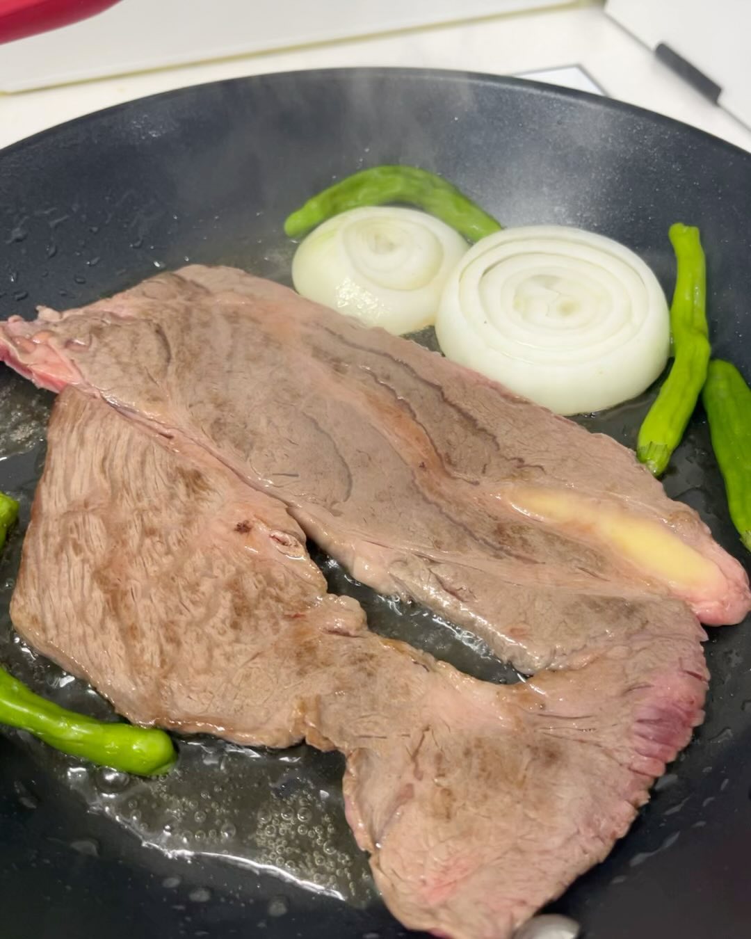 오늘 저녁은 악어같이 생긴 꽃등심 🥩
지글지글 고기 굽는 소리만 들어도
설레는 저 혹시 🐷일까요?🤣🤣

전 친오빠가 정육점을 하고 있어서 
고기를 받아서 먹는 육수저에요😋

이번에 오빠가 정육점 개업을 했는데
아주 바쁜 것 같더라구요

더 흥하고 바빠져서 
 계속 맛난 고기를 
나에게 꽁으로 주길❤️

멀리서 일하는 오빠를 보니
엄청 친절하고 싹싹 하게 하더라구요
엄마아들의 일하는 모습은
왠지 좀 낯선느낌😂

근처에 살고 계신 분이라면
한번 방문해보세요:)

개업이라 세일도 진행하고 있고,
고기맛도 짱짱 좋아요👍

미스터진축산🏠
서울 강서구 방화대로34길 86 105호
010.4032.7429

#홍보아닌홍보 #흥해라