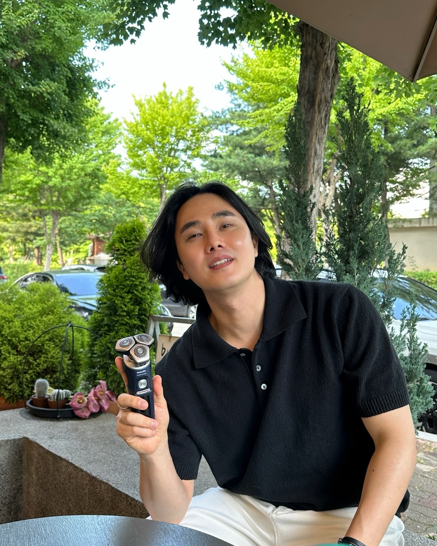#광고 philipskorea 

덥고 습한 날씨에 면도기를 사용하면 빨갛게 붓거나 따가움이 느껴질 때가 있죠💧 희글님이 한달 간 사용하면서 트러블이나 상처 걱정없이 절삭력이 좋았던 필립스 SkinIQ 9000 프레스티지 전기면도기를 소개해 드려요🩶

배우 이진욱님 PICK 모델로 이미 제품력으로 인정받는 필립스에서 마이크로 초밀착 쉐이빙으로 트러블은 줄이고 면도 지속력은 높여주는 제품입니다.

360도 플렉스 헤드가 잘 닿지 않는 얼굴의 곡선에 초밀착해 완벽하게 절삭해 주고,
360도 듀얼 블레이드와 V트랙 시스템으로 여러 방향의 수염을 놓치지 않고 중심부로 모아 리프트 앤 컷 기능으로 표면 수염까지 들어 올려 최대 0.0 마이크로 쉐이빙을 실현해줍니다. 또한 하이드로 스킨 글라이드 코팅이라는 특수 코팅으로 진수 성분의 미세입자가 수분감을 더해주어 윤활 역할을 해주기 때문에 피부자극이 덜하고 부드러운 글라이딩을 경험할 수 있었어요🫧🫧

세계 최초 면도기 무선 충전 기능 탑재는 덤!
남성 그루밍 아이템으로 나에게 또는 사랑하는 사람에게 선물하기 정말 좋겠죠🦋

#이진욱 #이진욱면도기 #필립스 #필립스전기면도기 #필립스면도기 #마이크로초밀착쉐이빙 #SkinIQ9000프레스티지
#필립스전기면도기추천 #면도기 #전기면도기 #전기면도기추천 #면도기추천 #절삭력좋은면도기 #피부보호면도기
