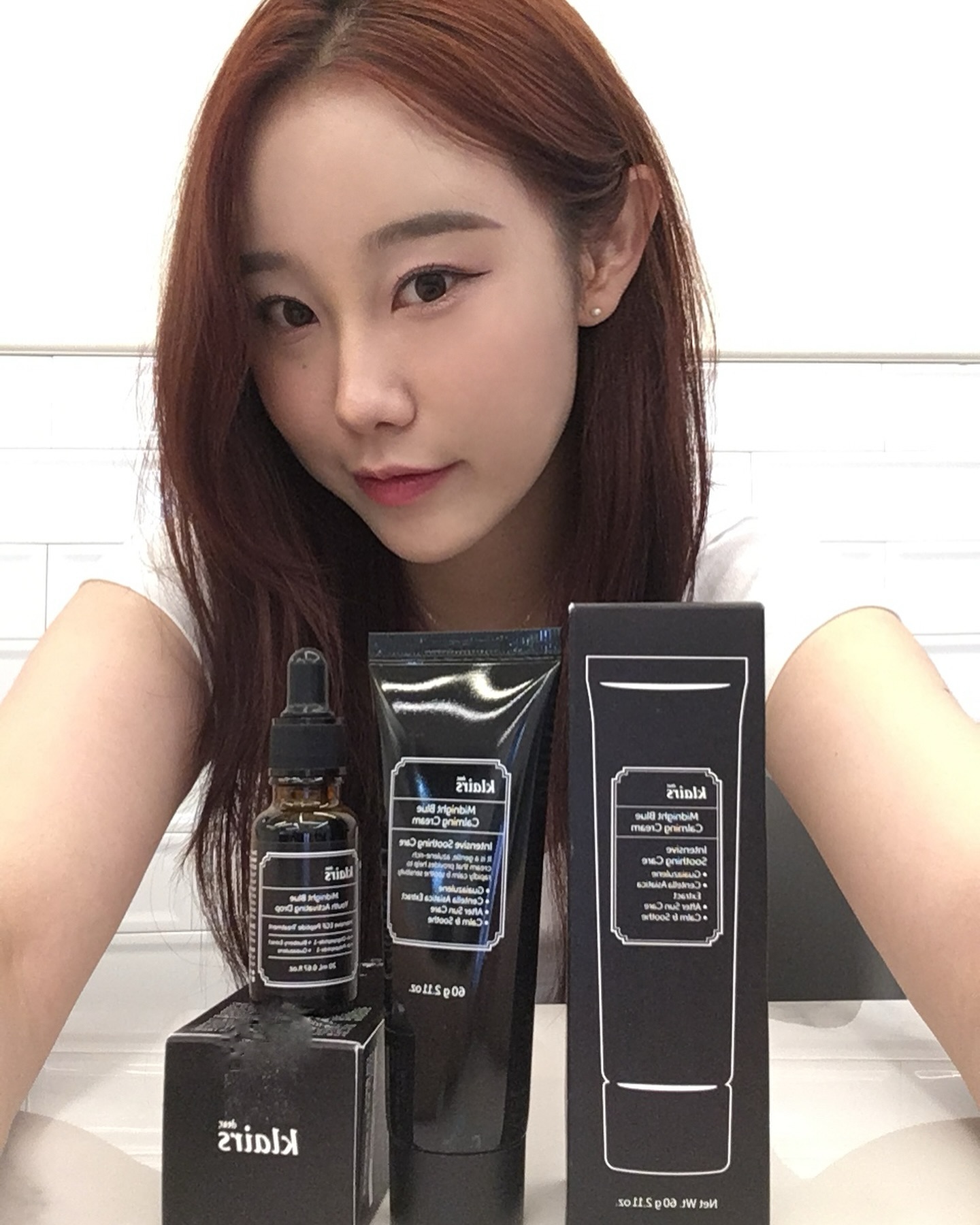 건조한 피부에 흡수 빠른 세럼 🩵
워낙 민감해서 어떤걸 사용해야 좋을지 고민이 많았는데 
편안하게 부담없이 순하게 사용가능해서 쓰기 좋은듯 !! 
🦋스킨케어 첫단계에 발라주면 더 좋아용

여름에 달아오른 얼굴에 진정시켜주는 크림 💙
쿨링 효과가 있어서 피부를 차분하게 해주는 느낌 ,,
유분감이 적어서 지성피부에게도 강추 !
🛋️ 자기 전 마지막 단계에 원하는 부위에 소량 부위 바르면 최공 ㅎ.ㅎ

두가지 모두 올리브영에서도 만나볼 수 있답니당 🧊🪽