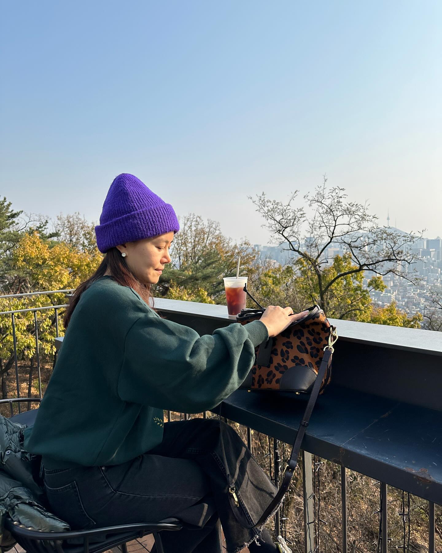 마법처럼 따뜻했던 하루
오늘도 만오천보 걷고 엄마랑 데이트😊

서울 시내 내려다보이는 햇살 따스한 카페서 멍때리다
맛있는 샌드위치도 먹고
크리스마스 분위기도 지나가며 슬쩍 구경하고.
포근한 일요일

#맛있게먹고열심히걷고
#모녀데이트
#주말일상