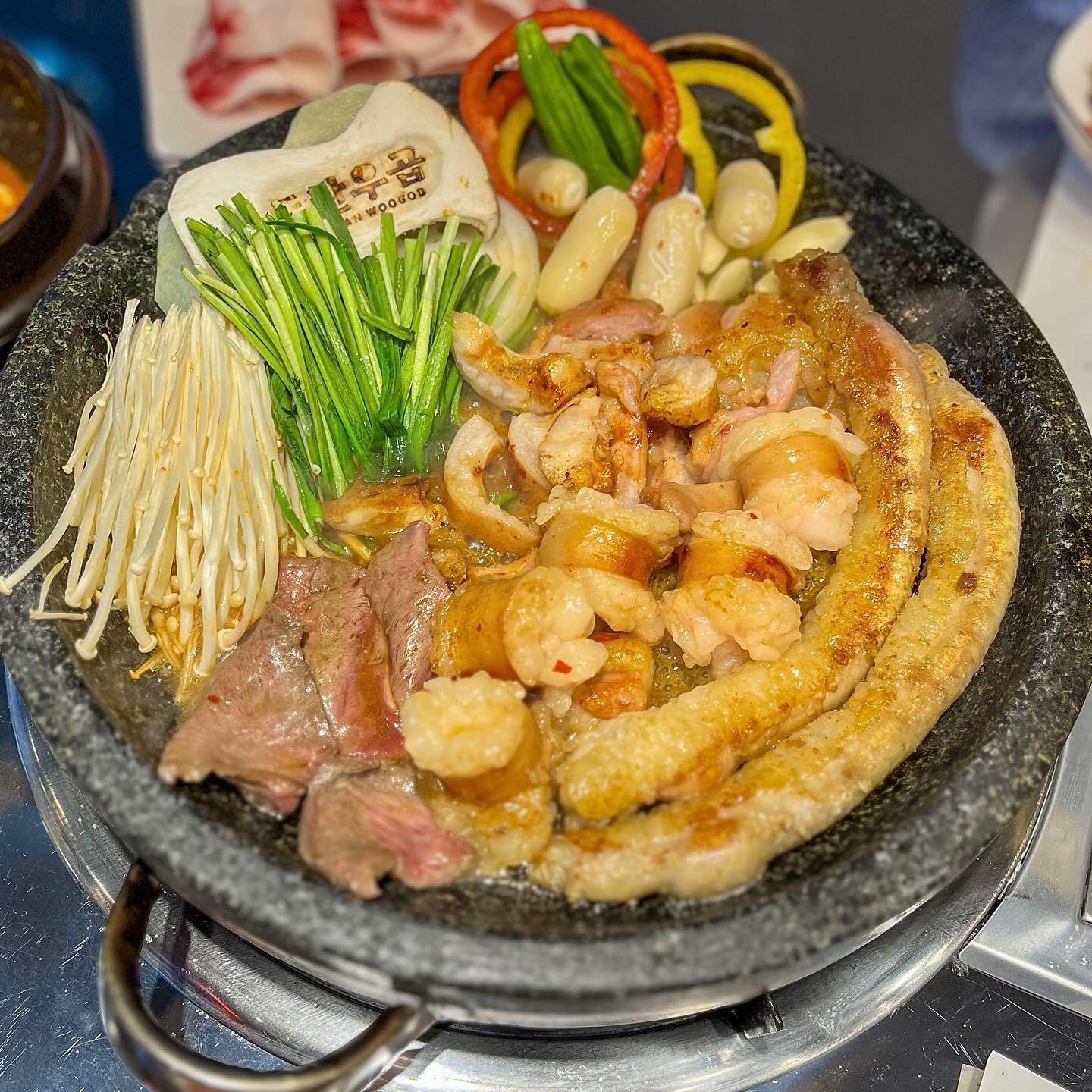 #협찬
너무 오랜만에 재방문하고 싶은 가게가 생겼다,
동탄역 근처 곱창 맛집 다녀왔어요~
　
📍 동탄우곱
　화성시 동탄오산로 86-10 1층
　
⏰ 영업시간 매일 16:30~24:00 (L/O 23:00)
　
🚗 건물 자체 주차장 ⭕
　
　
우곱 모듬구이(300g) - 30.0 🐂
　
수육고기에 곱창 순두부 찌개까지
이미 기본찬부터가 완벽 그 자체인데
잡내는 커녕 질기지도 않은 통통한 막창과 곱창 등
　
사장님께서 직접 굽고 잘라주셔서
딱 알맞게 구워진 상태에서 맛있게 먹을 수 있었어요
　
곱창엔 곱이 실했고 대창도 고소하고 맛있었는데
가장 놀랐던 건 평소 질겨서 안먹는 소막창이
전혀 하나도 안질기고 맛있었다는 것.. 😲
　
찍어먹는 양파 절임 소스는 얼마나 맛있던지
마지막엔 거의 숟가락으로 퍼먹을 지경이였어요ㅋㅋㅋ;
　
곱창을 시키니 차돌박이를 서비스로 주셔서
차돌박이까지 구워 먹었더니 너~무 배불렀는데
곱창 먹고 볶음밥 안먹을 수 있냐구요!
볶음밥까지 야무지게 먹고 식사 끝 😆
　
　
기본찬부터 서비스까지 모든 것이 완벽했는데
더 자세한 후기는 블로그에 있어요,-
