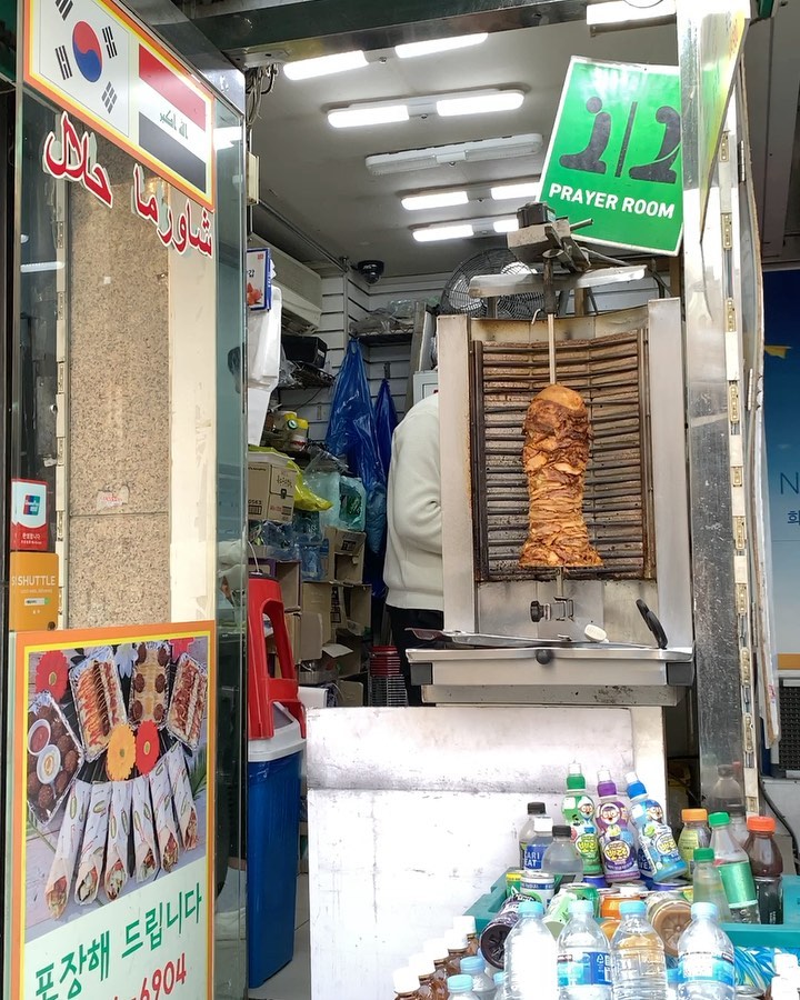 밖에 빙글빙글 돌아가는 녀석은 치킨인듯🍗

📍#남대문시장 근처 
🍽️ #양고기케밥 

지나다닐때마다 궁금증과 호기심을 한 겹씩 쌓아올리다,, 어느 굶주렸던 날 홀린듯이 길먹해버렸던

양고기는 어떤 형태든 옳다 ,,,