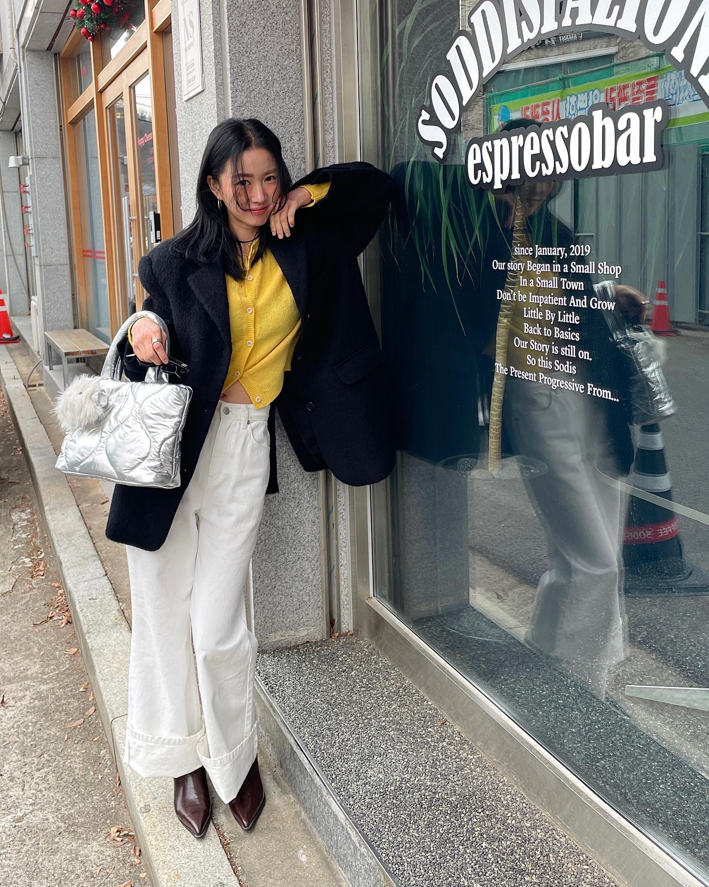 오늘은 아수라로 시작! 😉
아수라 브랜드는 유니크하고 홀린듯이 구매해버리는 디자인 너무 많자나! 요즘 내옷장을 채워버렸어! 오늘은 모헤어 울 자켓에 귀여운 헤드셋 쓴 키링을 실버패딩 백에 포인트을 주었어요!

블랙이 좋은 요즘 블랙 오버핏 자켓에 포인트 준 룩 어떤가요!🍮 
아무튼 키링 너 너무 귀엽자나😝

#아수라 #asura #바스타일 #vastyle