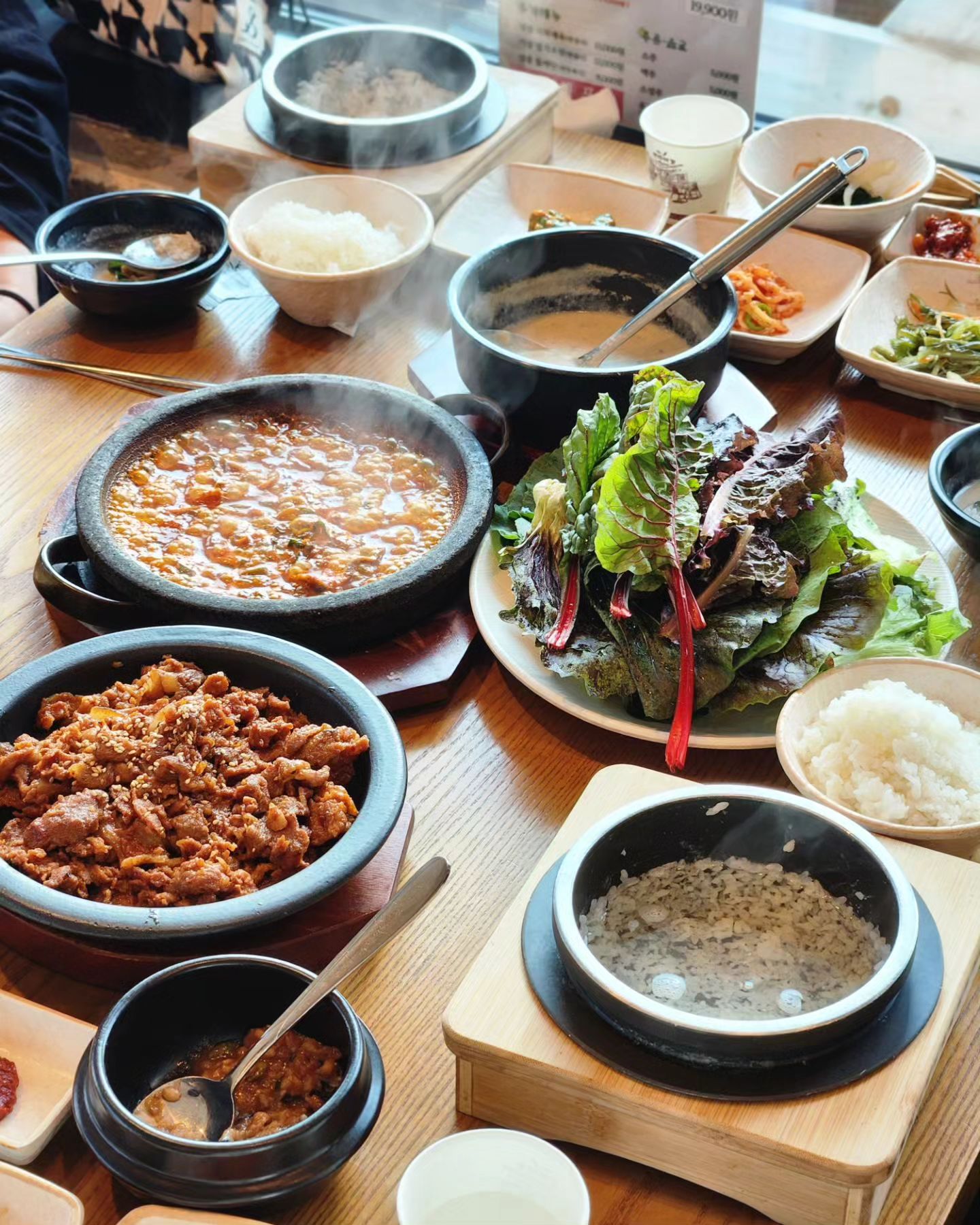 #협찬 영종도에서 수경재배한 건강 밥상 영종쌈밥에 다녀왔어요🫶

평소 한식파인 저는 1월1일 새해맞이겸
가족들과 영종도로 간단히 점심 먹으러 다녀왔는데요!

11시 도착인데 이미 반이상 손님들이 식사중이더라구요~
매장도 매우 넓고 쾌적해서 좋았어요!
사이드쪽은 작약도가 보이는 오션뷰에서 식사하실수 있구요~

수경재배 무농약인 쌈채소16가지 모두 정말 신선했어요👍
그리고 솥밥은 강화섬쌀로 지어져 정말 맛있더라구요.

함께 나오는 제육볶음과 기장멸치조림도 쌈밥과 함께 먹으니
더욱 감칠맛 나더라구요~~

식전 들깨탕이 고소해서 맛있었구요, 셀프코너에서는 오징어젓갈과
갈치속젓있고 밥도 리필 가능했어요^^ 우럼쌈장도 굿!

가족들과 나들이로 영종도 가신다면 든든한 한끼로
건강하게 영종쌈밥에서 식사 꼭 해보세요🤎

#협찬 #영종도쌈밥 #구읍뱃터맛집 #구읍뱃터쌈밥 #중산동쌈밥 #영종하늘도시맛집 #중산동맛집 #영종도뷰맛집 #영종도맛집 #영종쌈밥 #인천쌈밥 #영종도데이트 #영종도가볼만한곳 #주말여행 #커플여행 #자전거라이딩