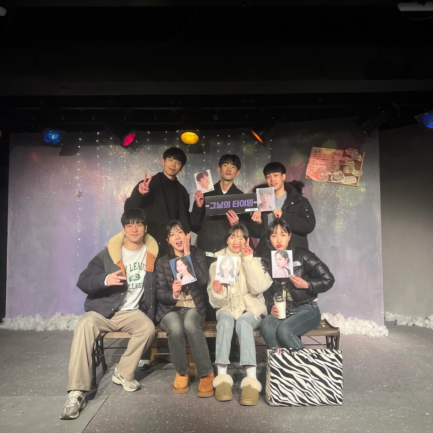 그날타 1/2-1/7 간의 공연 끝~!

응원 와주신 지인분들 관객분들 너무나 감사합니다
더 잘할게요💋

봉근 연출님과 대표님 두 달간 함께한 팀원들도 
애정하고 감사합니다!

또 다른 시작을 기약하며
민지&여자 안녕🖐️