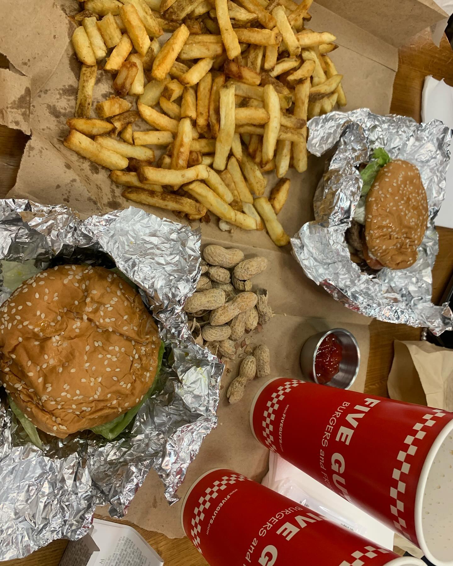 파이브가이즈. 10시부터 열심히 대기 걸고 타이밍 맞게 먹음ㅎㅎㅎ
정신 하나도 없는데 맛있긴 함😚 
.
#더현대서울맛집 #파이브가이즈여의도 #더현대