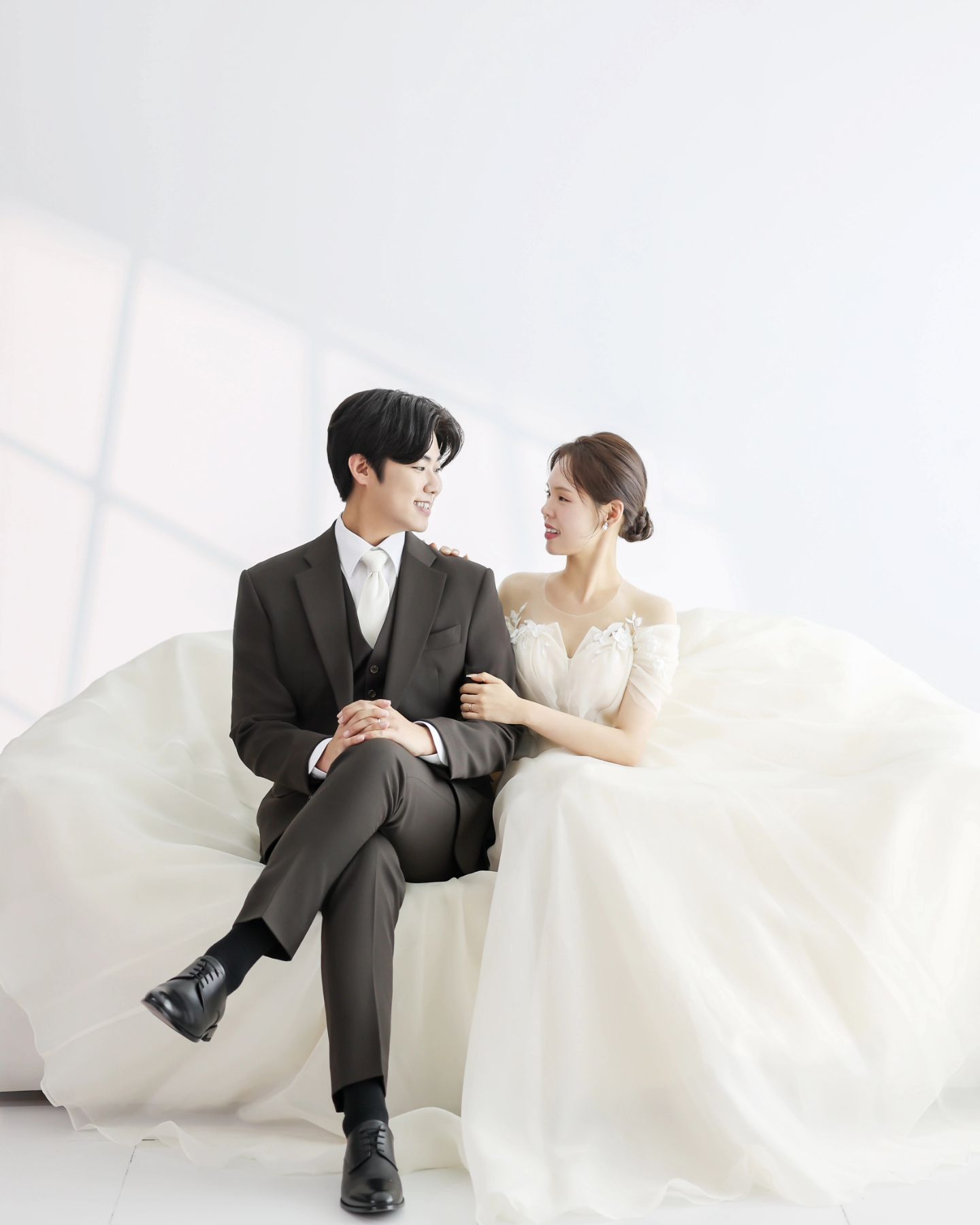 #뿡빵그램 #❤️ #웨딩촬영 #웨딩사진 

안녕하세요 여러분~! 힘들었던 월요일은 잘 이겨내셨나요..!!
저희는 요즘 결혼준비때문에 평일, 주말에 관련없이 바쁜 나날들을
보내고 있었어요ㅠ-ㅠ

그와중에 저희 웨딩사진 #보정 본이 도착해서 그동안 못풀었던
사진보따리들을 슬슬 가져와보려고해요!!!

이번에 이 사진들로 모바일청첩장 제작도했는데
혹시 결혼준비중이신 예비신혼부부분들중에 관련 꿀팁이 필요하신 
분들이 있다면 꿀팁도 한번 가져와볼게요!!

그럼 오늘도 모두들 화요팅하시고 저희는 다음 사진으로 또 돌아올게요🙆‍♀️🤍🤍