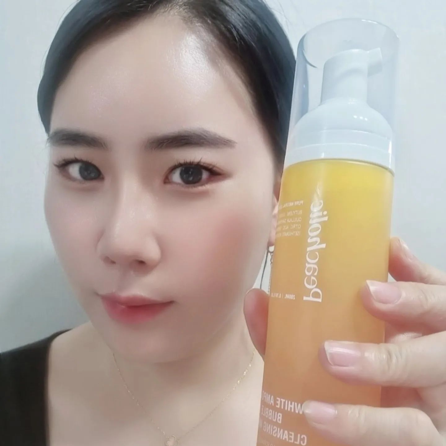 #협찬
​
너무나 편하고 부드럽게
자극없이 세안할 수 있는 버블 클렌징 워터
가지고 왔어용. 이거 완전 물건이얏!

세정과 스킨케어도 할 수 있고
미백 특화 성분 트라넥삼산 성분이 함유되어
화사한 피부 톤 케어할 수 있는 클렌징 워터인데요

모공보다 작은 미셀라 형태의 입자가
메이크업은 물론, 피부 속 노폐물까지
깔끔하게 잔여물 없이 깔끔하게 클렌징해주니까
세상 기분좋아지는 클렌징 요즘에서야
누리고 있답니다~♪

워낙 건조하고 민감한 피부라서
깨끗하게 세안하고 싶지만
자극없이 부드러운 사용되는 제품이 없어서
그동안 피부 벌~개지고 난리났었느넫
​
피치홀릭 화이트앰플 버블 클렌징 워터
이제 우리 평생친구하잣!​
​
​
peacholic_kr
​
#피치홀릭 #스킨케어클렌징 #세정스킨케어
#4in1클렌징 #브라이트닝버블포뮬러 #약산성