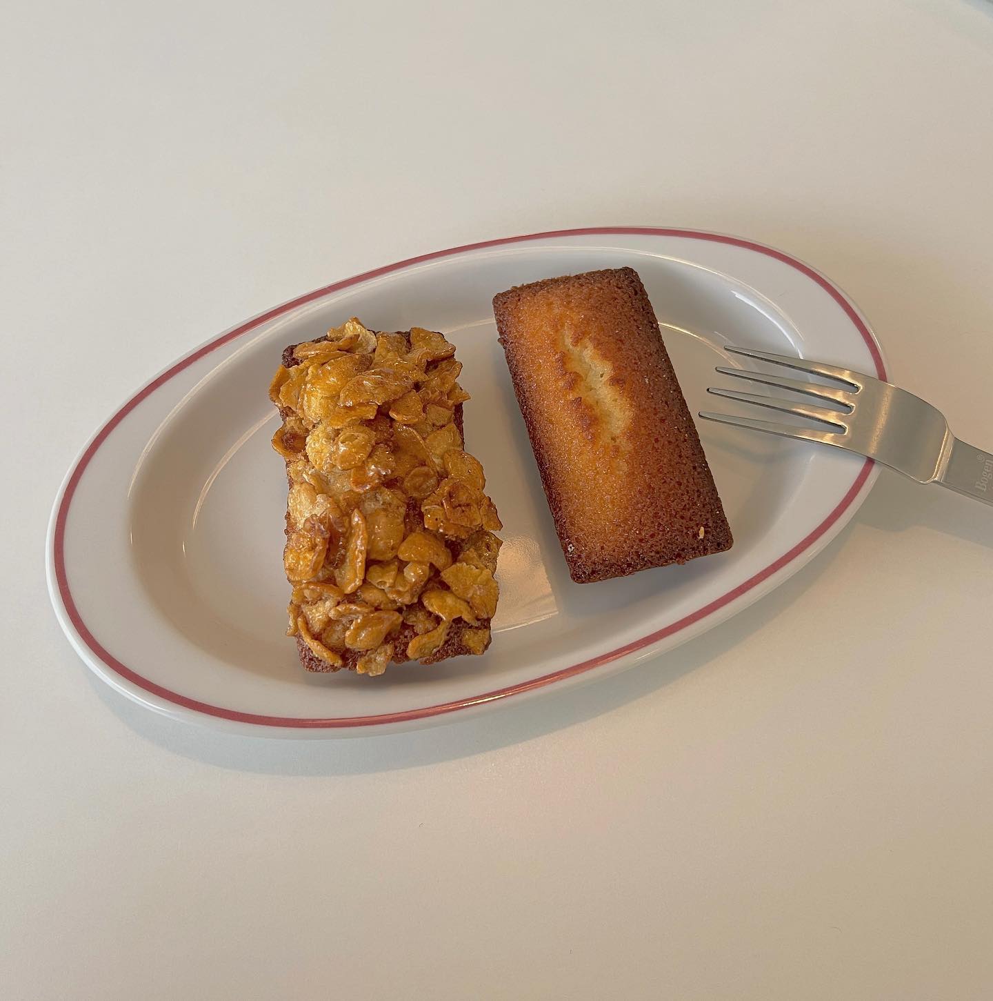 빵테리어🥐🥯🥖🥨
카페인 수혈중

빵순이는 오늘도 빵입니다🤎
날씨도 꾸리꾸리한 오늘
포장해온 휘낭시에와 음악과 함께🧸

#청주디그니티커피웍스 #청주휘낭시에 #빵테리어 #홈카페그릇 #엄살🍑