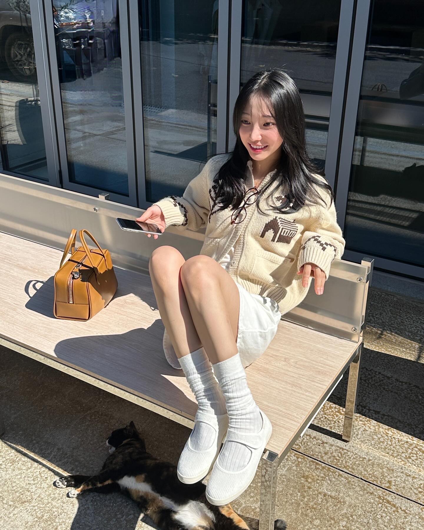 #광고 케즈와 함께하는 구월의 첫날🍁 진정한 집사는 가슴에도 보금자리를 품고 다닙니다🐈 좋은 날들을 언제든 뛰다닐 수 있는 벨크로 메리제인도 필수 ෆ 
⠀ 
🏷️ TOP - 홀리데이 오너먼트 가디건 (S)
🏷️ SHOES - 조이 코듀로이 메리제인 (240)
⠀ 
#Keds #케즈 #케즈홀리데이오너먼트가디건 #케즈가디건
#홀리데이 #케즈메리제인 #케즈코듀로이메리제인 #메리제인추천