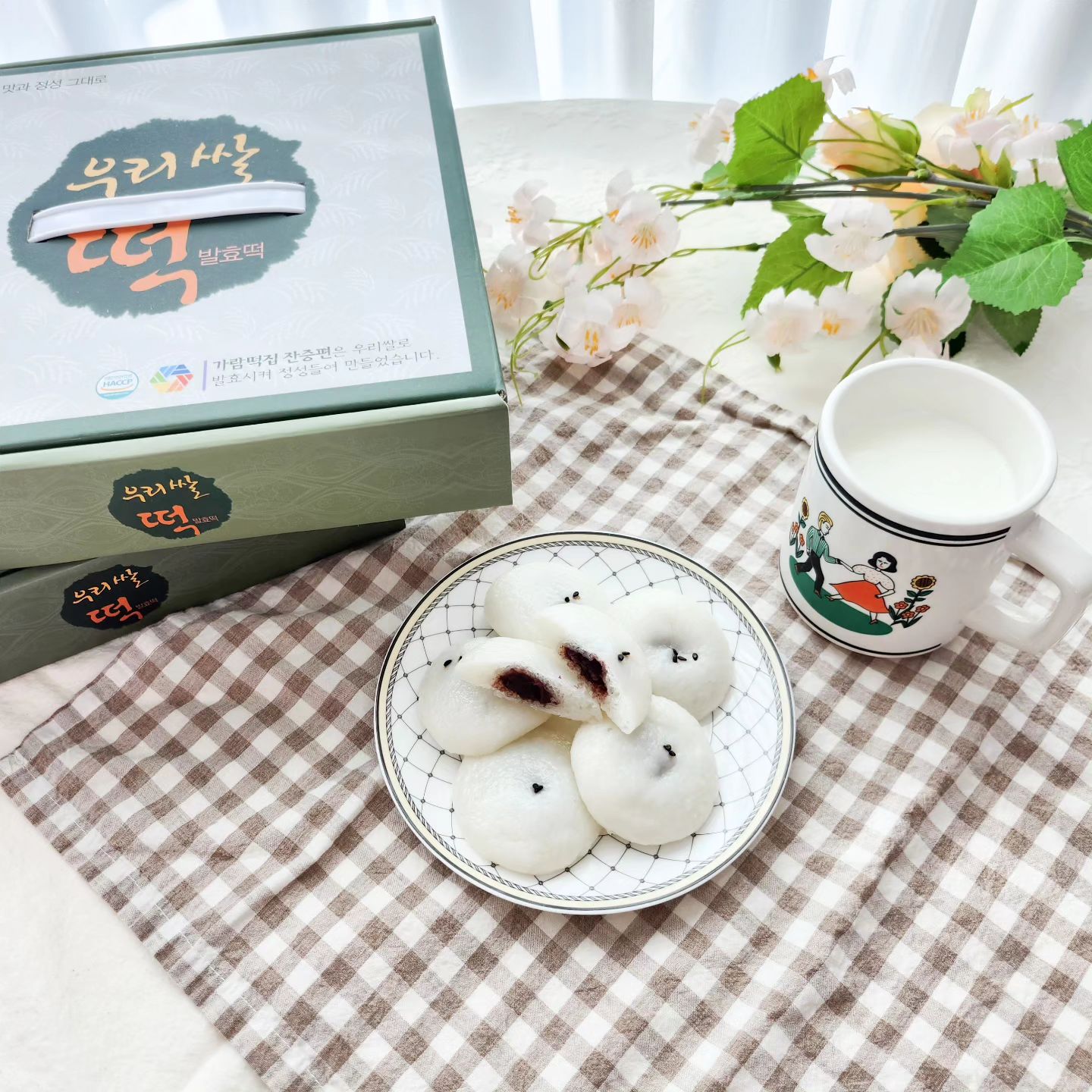 예둥이 간식으로 요즘 최애인 #가람떡집 #잔증편 🩷

100% 우리땅에서 자란 신동진쌀로 만든 떡이라고 해서
예둥이 간식으로 골라봤는데요~

부드러우면서 쫀득한 식감은 살아있으면서 목넘김이 쉬워 
일반 떡과 다르게 마실거리를 곁들이지 않아도 먹기 편하더라구요

예둥이는 평소에 팥앙금을 좋아하지 않는데,,
가람떡진 잔증편은 한 입 먹어보더니 너무 맛있다고
그 자리에서 세 개씩 순삭했어요 🤣🤣

앙금/무앙금 고를 수 있어서 혹시나 해서 하나씩 주문했는데
둘 다 아이들이 잘 먹어서 구분없이 꺼내 간식으로 주고있답니다😆

전통방식으로 발효하고 해썹인증 받은 가람떡집!
어린아이부터 어르신까지 남녀노소 모두 안심하고 먹을 수 있어요

보존제 없이 적정발효한 증편으로 여름에도 상하지 않고 택배로
안전하게 받을 수 있고 냉동보관하면
필요한 만큼 간식으로 꺼내먹으면 되니까
#냉동간식 으로 쟁여놓기 딱이죠👍🏻👍🏻

간편하게 전자레인지에 돌려도 되고, 후라이팬에 구워도 되고~!
#답례떡 #떡선물 로도 강츄🩷🩷
-
-
rattl1
#천안가람떡집 #기정떡 #증편 #술떡 #잔기지떡 #익산증편 #떡순이 #떡스타그램