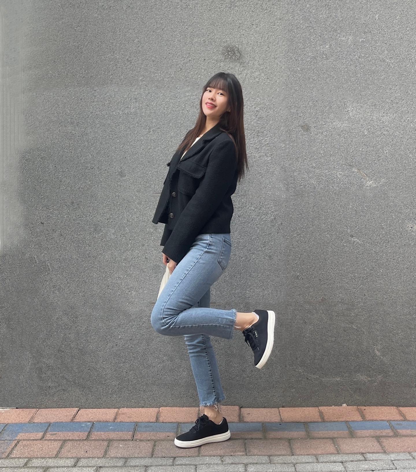 #제품협찬 🍂출근룩~

lemouton_shoes 
포레스트 black🖤

✔️슬림한 핏의 발편한 스니커즈

✔️끈까지 검정으로 캐주얼부터 포멀한 룩까지 잘 어울려요!

✔️출퇴근용으로 딱!!!

포레스트 모델 너무 편하고 핏도 예뻐서..
앞으로 매일 신고 다닐것 같아요💓

#르무통 #르무통서포터즈 #르무통서포터즈4기 #르무통신발 #르무통운동화 #편한신발 #발편한운동화 #르무통포레스트 #르무통_in집앞 #신발추천 #출근룩 #패션계정