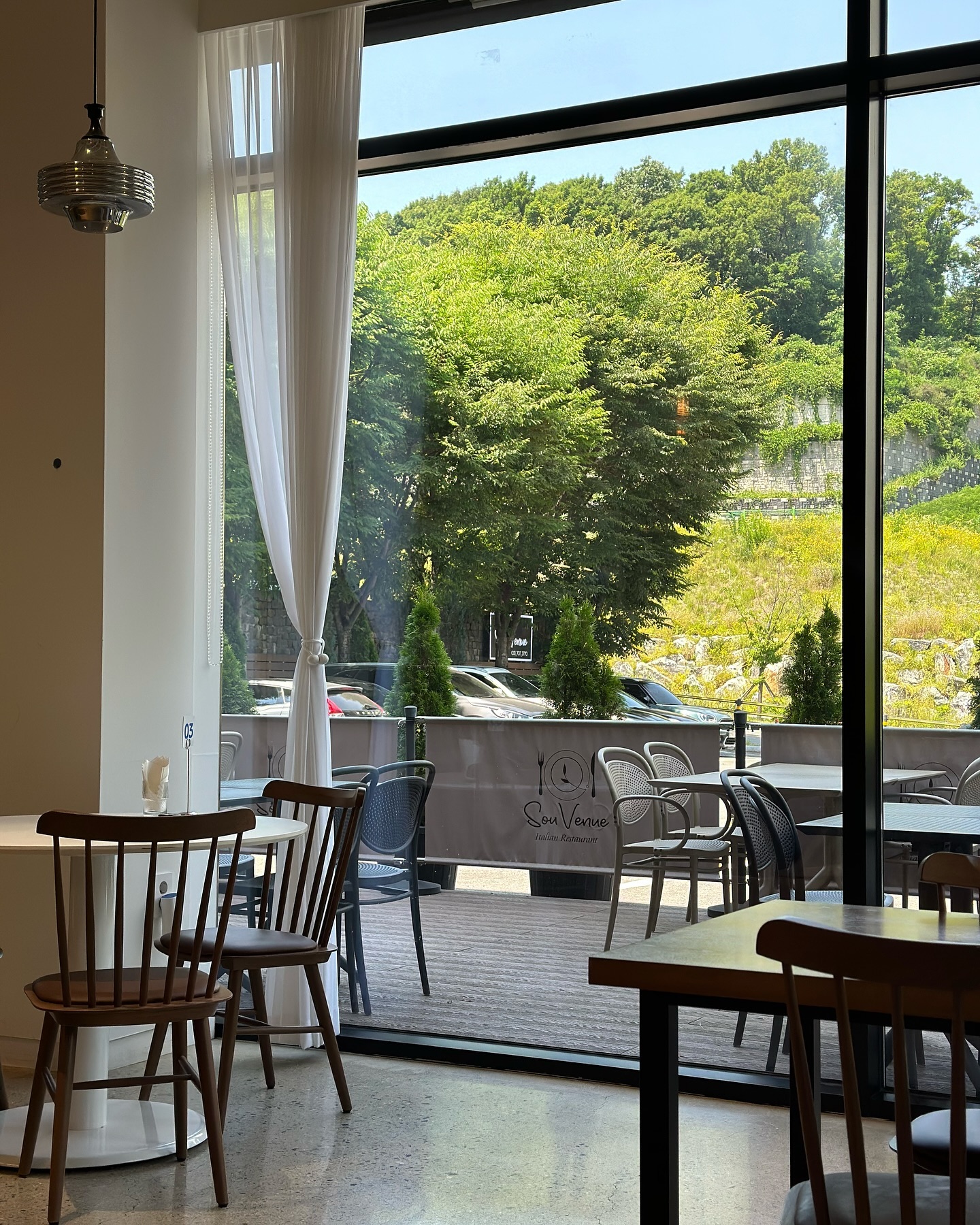 🍽️☕️☀️👒
백현동에서 남서울 cc가는 길에 위치하고
있어서 운전하면서 많이 봤던 곳이에요!
2인세트 60,000원
샐러드 (시저샐러드/ 비프버섯샐러드) 택1
파스타 (아마트리치아나 / 화이트라구 / 새우엔쵸비) 택2
시저샐러드,화이트라구,새우엔쵸비로 선택했어요
큼직한 새우와 애호박, 가지가 들어간 엔쵸비파스타
오일파스타인데도 엔쵸비가 베이스라
그런지 매콤함도 있어서 파스타 특유의
느끼함은 전혀 없었고 파스타 위에 올려진 베이비 루콜라가
연하고 과하지 않은 쌉싸름해서 루꼴라 맛이 더 좋게 느껴졌어요
1층~3층으로 이루어져 있는데
돌잔치 대관도 하는곳 이라고 해요
3층은 전체가 단독 행사장이라고 합니다.
3층 최대수용인원이 48명이어서
하객이 48명을 초과할경우 돌잔치 행사 끝나고
2층에서 식사할수 있다고 해요.
가족단위의 소규모 돌잔치의 경우 좋겠어요
경기 성남시 분당구 판교백현로 61
영업시간 : 11:00-21:00
(브레이크타임 15:00-17:00)
전화 : 0507-1457-3770
주차장이 매우넓고 주차하기 편합니다
#판교이탈리안레스토랑 #소베뉴