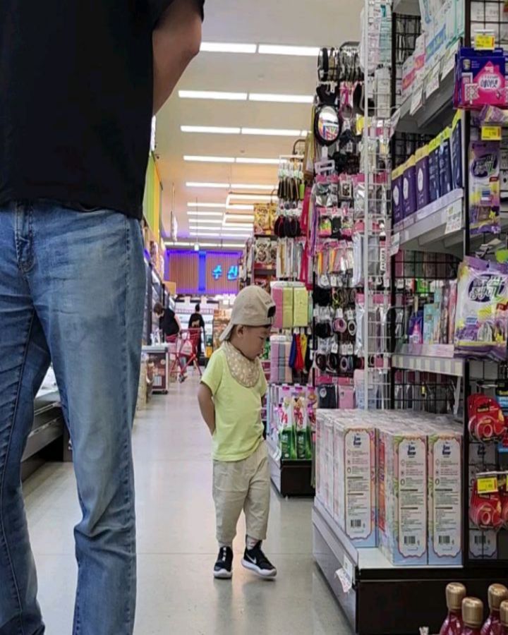 마트에 품질검사 나오신 회장님 포스ㅋㅋ
그리고 우리 도겨미 베이지색 폴로모자 구입이 시급합니닼ㅋㅋㅋ
그거 엄마꺼야..ㅋㅋㅋㅋ 이 모자만 보면 자기가 쓴다고 해서 휴..😅

요즘 우리 가족 세트구성 가디 라이프 재밌다
같이 출근 퇴근하는 가족
매일이 땀나지만 더더 끈끈해지는 기분ㅎㅎ
오빠랑 만나서 먹는 점심두 행복이야 🥹
이제 하루 1000보는 기본이쥐..

알라뷰 도겨미🫶 그리고 내 쏘울메이뜨 김때리💕 사랑해

#인생707일차