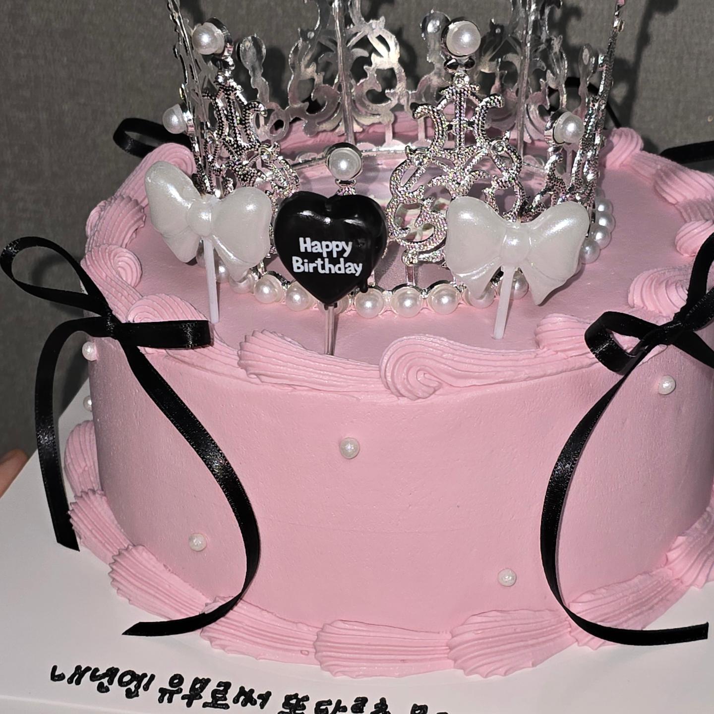 케이크 초 불기만 3번째, ♥️
생일 축하해주셔서 진짜 너무 감사드려요 다들...🥹
⠀
한분 한분 다 잊지않을게요 절대!!!!!!
⠀
⠀
덕분에 찐 30대가 이렇게나 행복하네요..♥️