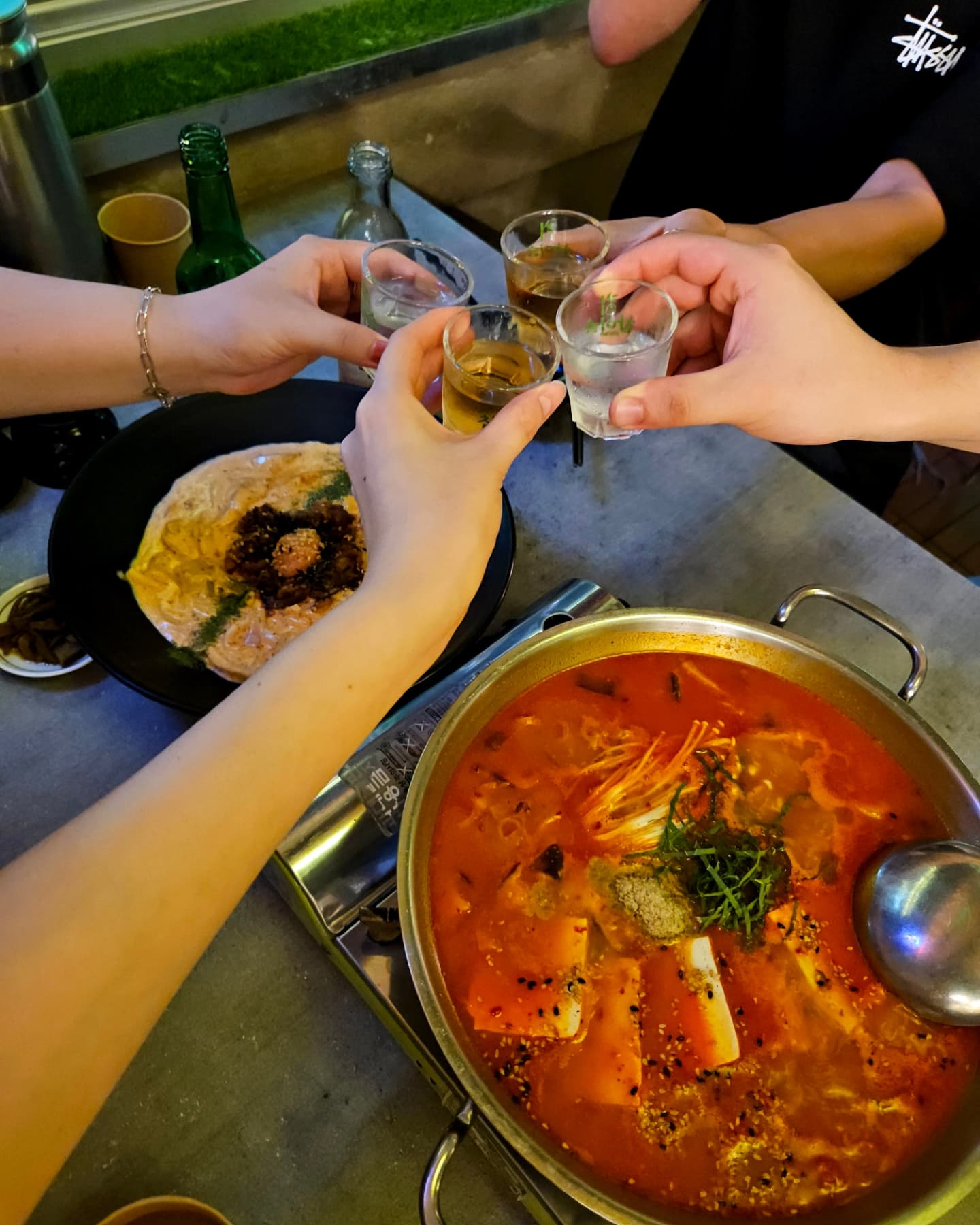 #협찬 

짠베리 🍻 
네온사인 입구부터 분위기 있는 교동 감성 이자카야 '히읏' 🤍👍🥨 

야외테라스도 있고 단체석도 많아서 자주 가게되는데용 
완전 분위기맛집 ⭐️

 차돌명란크림우동이랑 소곱창전골 먹어봤는데 

차돌명란크림우동 개인적으로 넘넘 맛있어서 감동 받았어요 소곱창전골도 칼칼하니 소주 안주로 제격 ㅎㅎ 신선한 식재료를 사용하는 안주맛집에요

기본으로 김치말이 국수도 주시는데 시원하니 좋더라구요 

 ✔️대구 중구 경상감영길 194 지상2층 히읏

.
.
.
#교동술집 #교동핫플 #대구새벽술집
#대구교동맛집 #대구여행 #교동 #교동신상맛집 #교동신상술집 #교동데이트 #동성로맛집 #대구맛집 #대구술집 #대구신상술집 #대구맛집 #교동히읏 #히읏 #리뷰노트