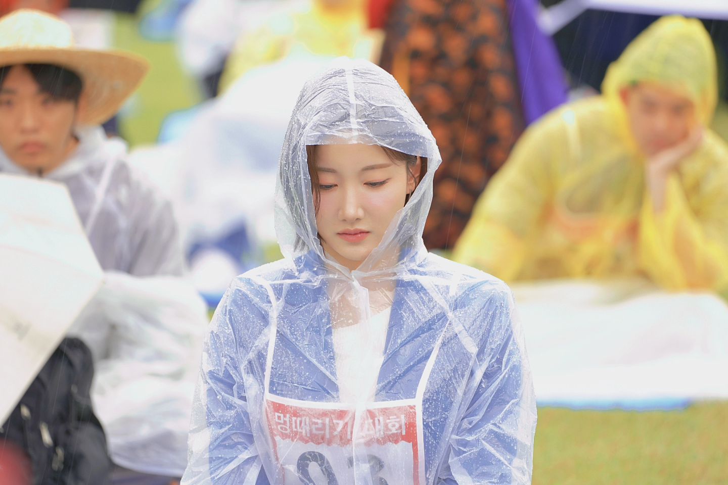 잠을 거의 못 잔 채 수요일을 맞이하니, 더 귀하게 기억되는 #멍때리기대회 의 시간이랄까😂🤭✨

한 감독님의 원샷 촬영 덕분에 
귀한 대회의 많은 순간을 오래토록 기억할 수 있게 되어서
더욱 감사합니다☺💖 peachjohn_kr 

#명상 (이라고 적고, 멍때리기라고 생각하는) 의 시간은 
건강, 기억력, 집중력을 개선 및 향상시킨다고 하는데

일상 속에서도 이런 시간을 가질 수 있도록
제발 노력을 해봐야겠습니다🤢
(N 99%라서 상상력과 잡생각이 정말 많지만😔)

그러면 다음 대회에서는 1등에 더 가까워지려나요😂

나름 아나운서 직군 대표 출전라며, 
헤어·메이크업과 의상까지 잘 신경써서 갔는데!
제 멍때리기 실력의 아쉬움으로 빛내드리지 못해 너무 아쉬울따름🤢

바쁜 일상 속의 고요함을 찾을 수 있는 참 멋진 대회, 
멍때리기대회의 다음 수상을 기약해봅니다🫶🏻

💄babehwaaan
🪮hyebinny_wedding
👗stylesara.co.kr
🫶🏻kfba_official

💌thespaceoutcompetition
💌woopsyang

＊┈┈┈┈＊┈┈┈┈＊┈┈┈┈

#국제멍때리기대회 
#조윤하아나운서 #책추천하는아나운서