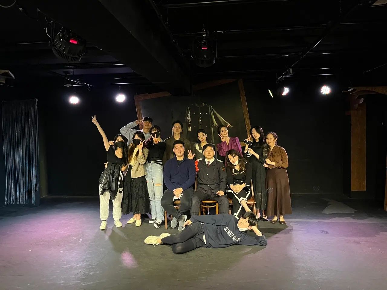 2022.10.2 일요일
.
연극 '세자매', 세우아트센터 2관, 9.16-10.2
.
내가 감히 안톤 체홉의 작품을 해보리라고는 생각도 못했는데.
2번째 정극이지만 분량이 훨씬 많아지고 비중도 많이 커진만큼 부담감도 컸기에, 입시생 시절처럼 대학생 때처럼 다시 처음부터 차근차근 분석을 하고 연구를 해보게 되었다.(그 전에는 그렇게 안했다는건 아니지만..😅)
그렇게 눈 떠보니 올가의 대사를 외우고 있었고,
눈 떠보니 무대에서 올가로 관객들과 마주하고 있었다🤣
아직도 끝난게 믿기지 않는다
워낙 맛있는 밥을 잘 먹여주셔서 쫑파티도 그냥 평소의 회식때 같았다 ㅋㅋㅋㅋ 기분이 이상하고 묘하고 시원섭섭하다
시간이 지나서 더 많은 인생의 경험들을 한 미래의 나는 '지금 하면 더 잘 할수 있을 것 같은데'라며 또 아쉬워하겠지😂
그래도 이리나를 할 줄 알았다는 지인들의 예상을 깨고🤭ㅋㅋ 나름대로 큰 도전을 한 나에게 스스로 박수를 보내고 싶다
.
"우리 인생은 아직 끝나지 않았어. 우리 굳세게 살아가자."
올가는 힘든 현실 속에서 과연 그녀의 말대로 굳세게 살아갔을지 모르겠지만..
내 자신은 조금 더 단단해질 수 있을 것 같다.
살다보면 살아지니까😊
.
긴 시간 함께 울고 웃은 우리 배우들, 연출님, 스텝분들 정말 고생하셨습니다❤️
귀한 시간 내어 극장을 찾아주신 분들, 멀리서 응원해주신 분들 모두 감사합니다🥰