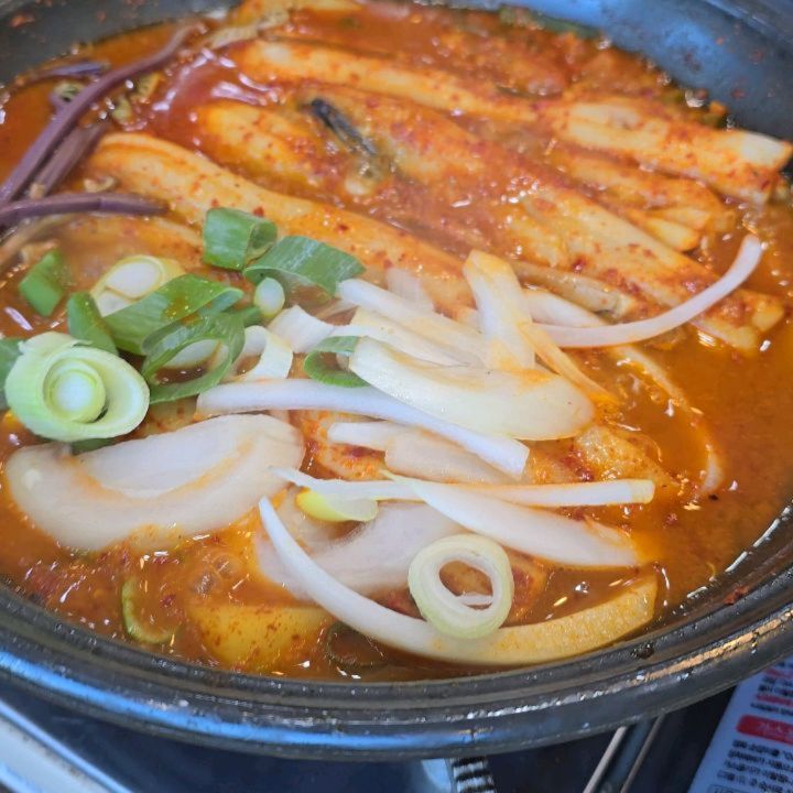 #협찬 #🐷 #제주여행 #운정이네 

제주에서 첫끼로 선택한 <운정이네>
순살 갈치조림이라 번거롭게 가시를 골라내지 않아도 되고
고사리와 함께 먹어서 더 맛있었던 갈치조림😋

직접 만든 에피타이저와 예쁘게 한상차림으로 나오는 밑반찬까지
하나하나 다 맛있고 신선해서
가족끼리 와도 좋지만 대접하고 싶을때 와도 참 좋은곳☺️

후식으로 음료&아이스크림도 무료로 먹을수 있는 카페도 있어서
중문에 있으면서 여기 안가보면 너무 아쉬운곳!!👍💕

#제주도갈치조림 #제주도중문맛집 #제주도갈치 #제주중문갈치 #중문맛집 #제주맛집 #제주도맛집 #제주중문맛집 #제주중문갈치조림 #중문갈치조림 #운정이네