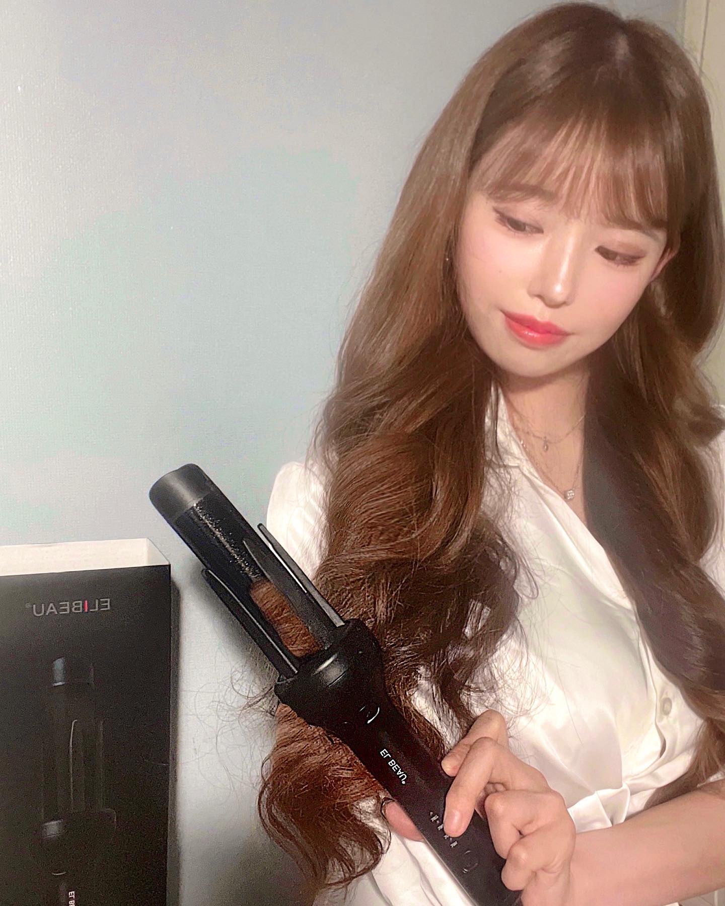 #협찬

저는 머리가 엄청길고 숱도많아 
혼자 제대로스타일링하려면 40분은 넉넉히 잡아야했어요. 
그래서 샵을못가고 직접 하는날엔 손목이 만만치않게 아팠는데 ,
저와같은타입이거나 또 손재주 없는분들에게도 
뚝딱 손쉽게 스타일링하게 만들어주는 엘리뷰고데기 
는 배럴이 알아서 회전하는 자동고데기 에요. 

생각보다 가벼워서 손목에 부담 도없고 최대220도까지 네단계로 원하는 온도를 골라 원하는 좌/우 방 향 버튼만 눌러주면 끝이에요 '▾'

사용법은간단하지만 무작정쉽다기보단 
중간기장, 짧은기장분들은 사용하기 매우 간단한데
저처럼 긴분들은 몇번의 연습이필요하긴해요.
다만 몇분정도만 연습하면 정말 대고만있어도 알아서 돌아가서 
요새 외출시 이고데기로 20분이면 시간단축,미용실가는돈단축 1석2조에요 (그리고은근하는재미가있다는사실..tmi)
사람들이 보고 진짜 다이슨고데기로 한줄알아요.. ⸝⸝ʚ̴̶̷̆ˬʚ̴̶̷̆⸝⸝🫶👍

예전에 사용해본 시중 자동고데기는 어려운사용법이나 무엇보다 
컬이 금방풀리는편인데  이모든게충족되는 엘리뷰고데기 덕분에 
정말로 요새 외출이 행복하고 간편해졌어요 

.
.
#엘리뷰 #엘리뷰고데기 #자동고데기 #자동봉고데기 #봉고데기 #고데기웨이브 #봉고데기추천 #손이고 #셀프스타일링 #긴머리고데기 #긴머리웨이브 #중단발웨이브 #중단발고데기

.
.
.

.
.

.

#오오티디 #얼스타그램 #셀스타그램 #셀피 #셀카 #셀카그램 #셀카스타그램 #메이크업 #데일리메이크업 #일상스타그램 #데일리스타그램 #인스타데일리 #좋반 #좋아요반사 #좋아요 #선팔하면맞팔